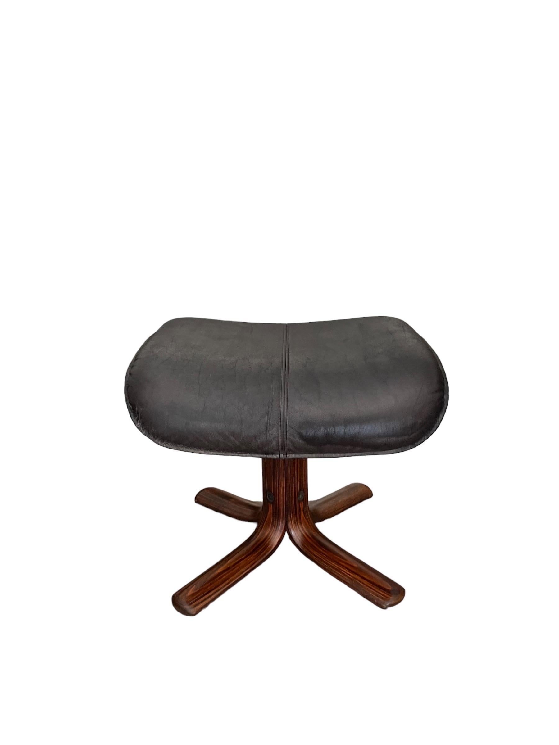 Magnifique Pouf - Ottoman - Tabouret norvégien par Hjellegjerde Mobler.
Très beau pouf quadripode en cuir noir.
Pied en bois.
Très décoratif et design

Norvège - années 1970

En 1941, la fabrication de meubles a débuté à petite échelle dans la cave