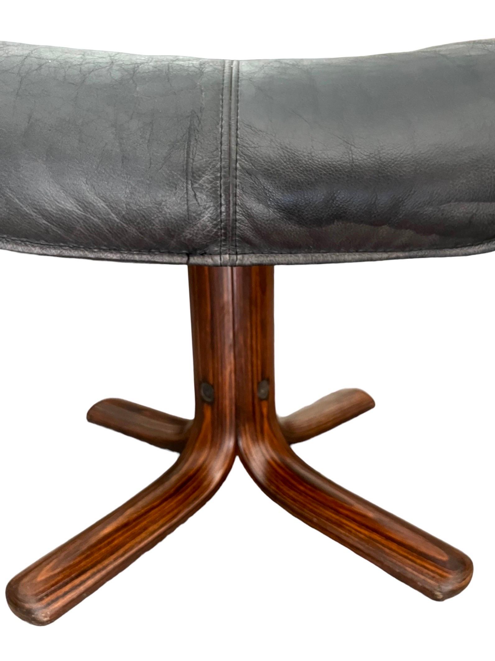 Mid-Century Modern Pouf et repose-pieds en cuir norvégien Hjellegjerde, Norvège, années 1970 en vente