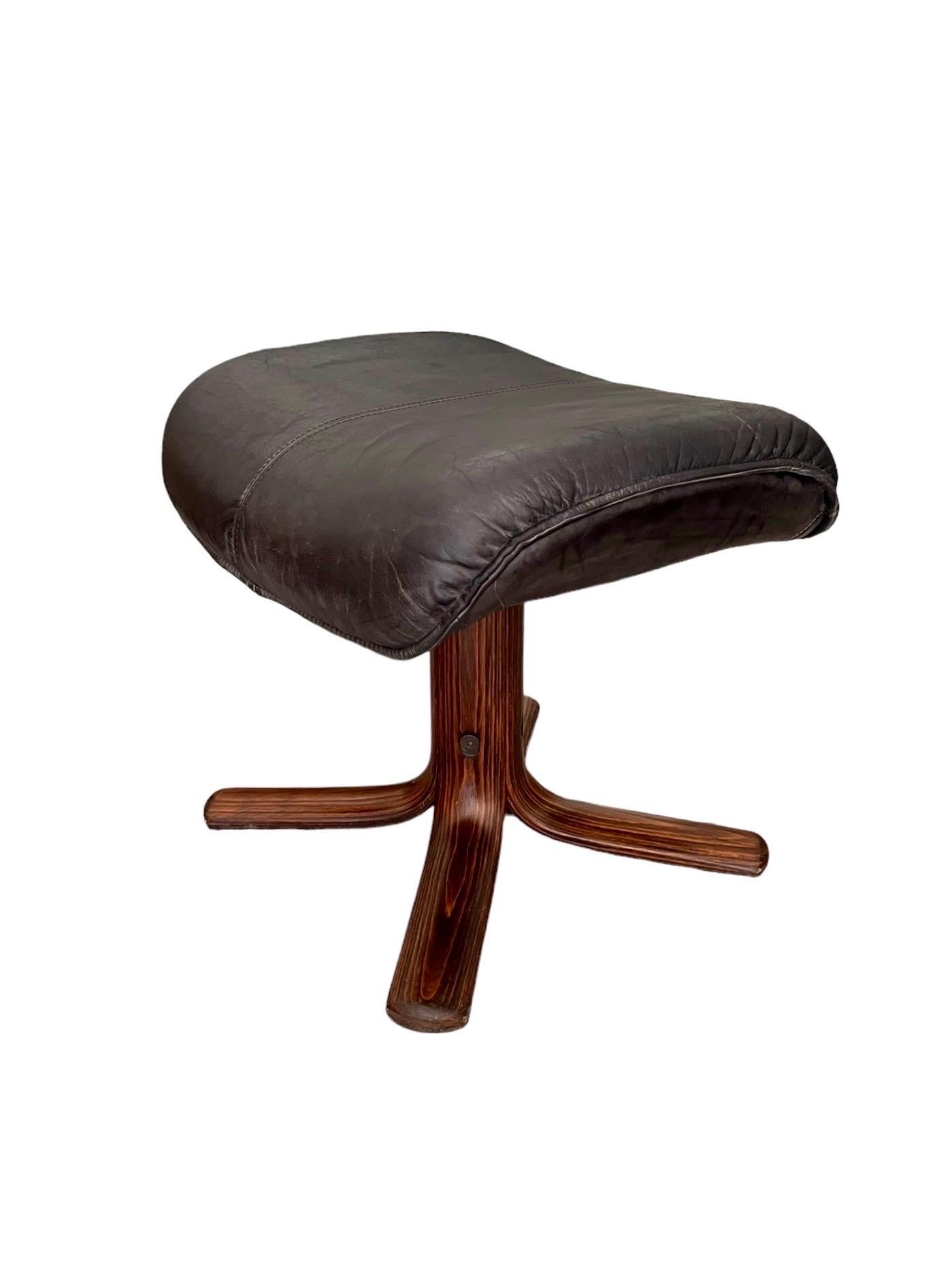 Norvégien Pouf et repose-pieds en cuir norvégien Hjellegjerde, Norvège, années 1970 en vente