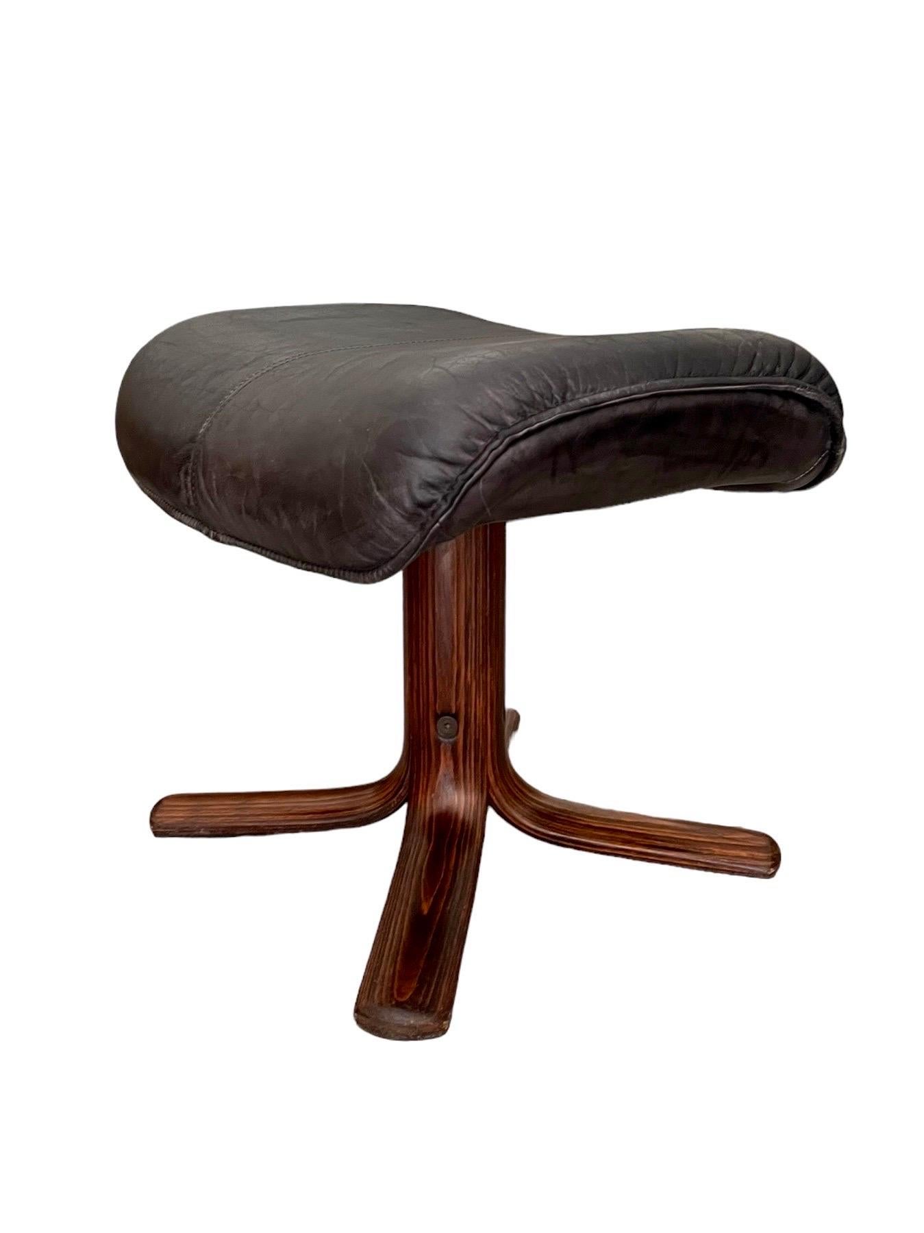 Pouf et repose-pieds en cuir norvégien Hjellegjerde, Norvège, années 1970 Bon état - En vente à Beuzevillette, FR