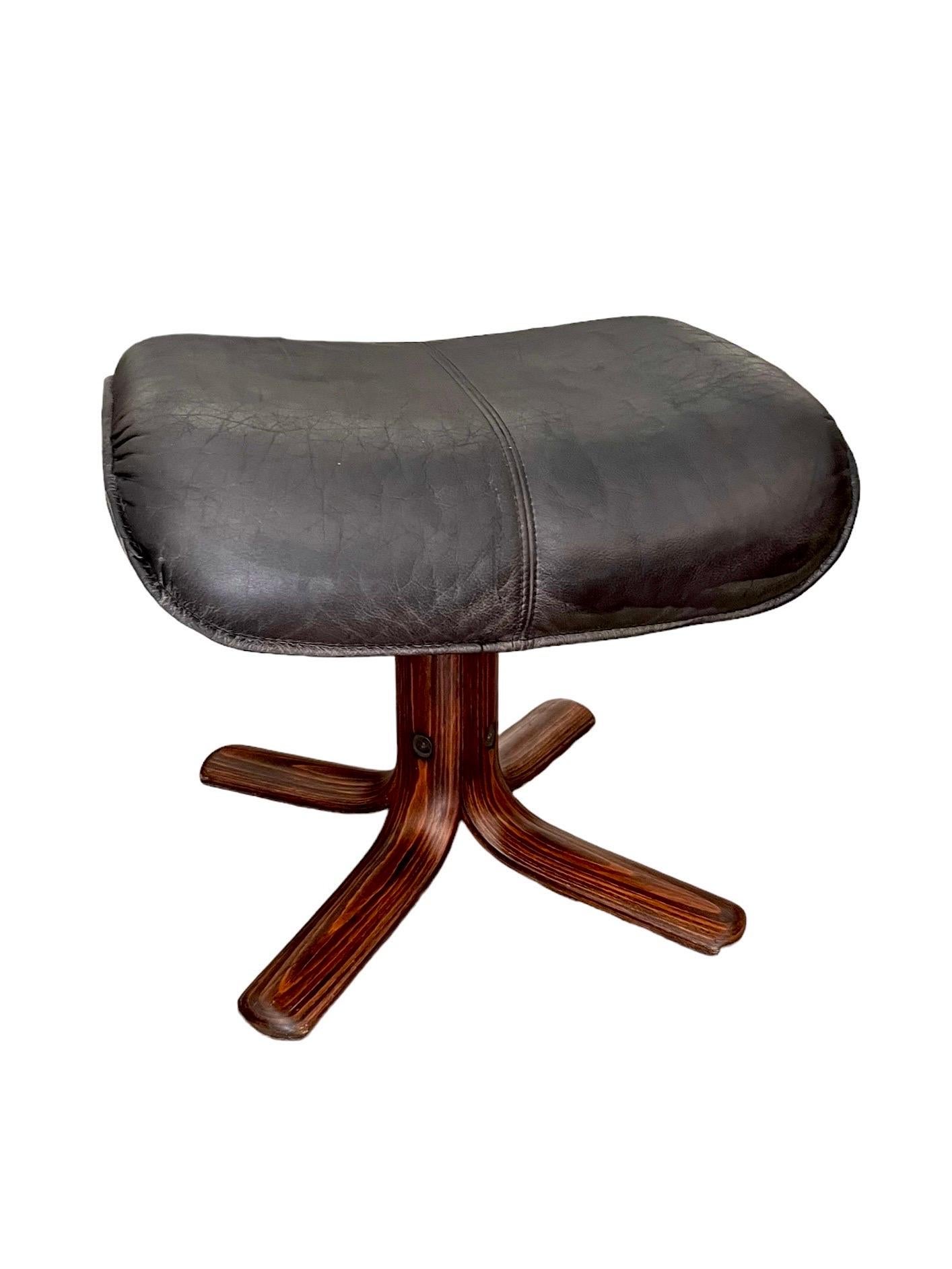 20ième siècle Pouf et repose-pieds en cuir norvégien Hjellegjerde, Norvège, années 1970 en vente