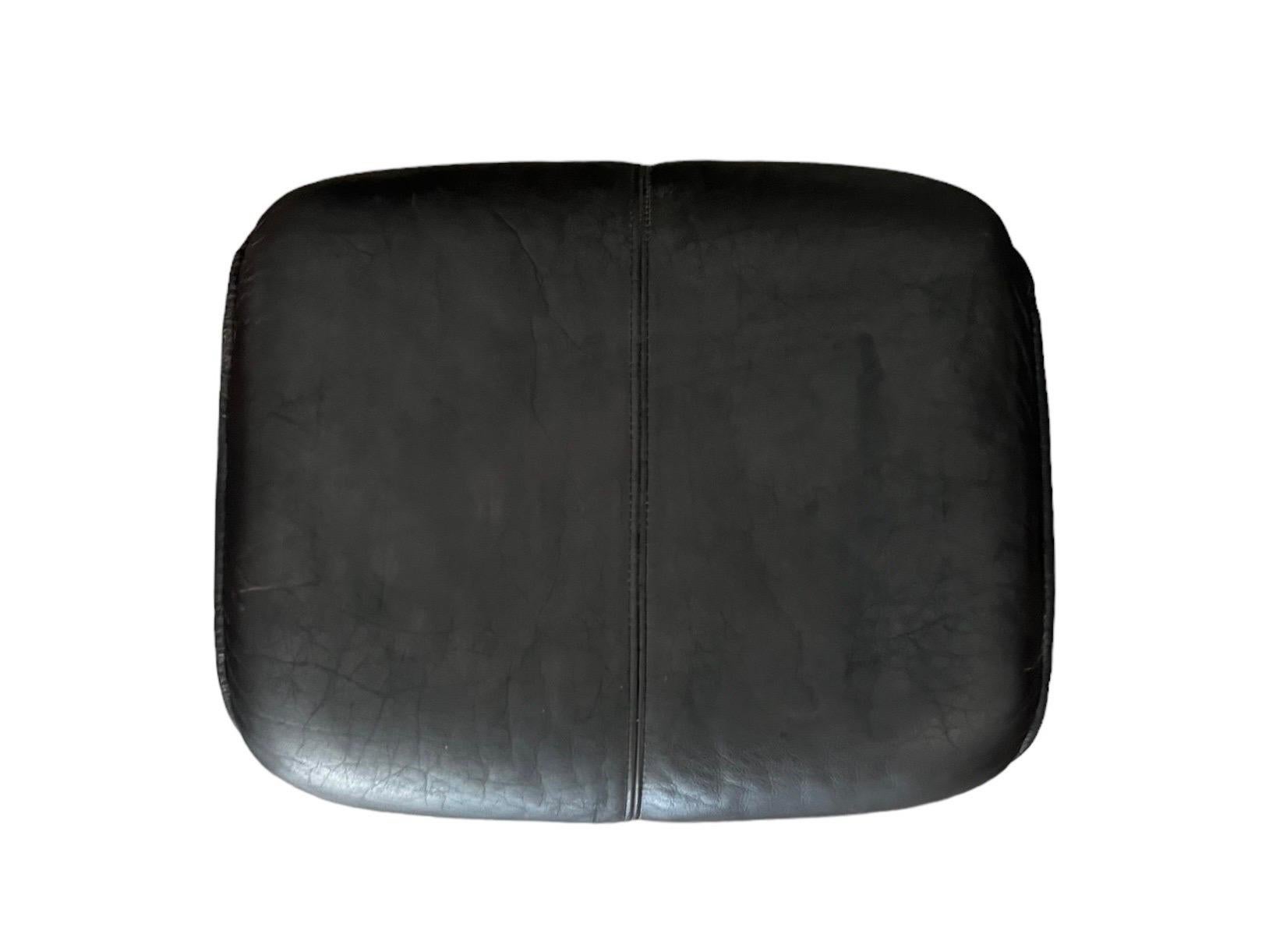 Cuir Pouf et repose-pieds en cuir norvégien Hjellegjerde, Norvège, années 1970 en vente