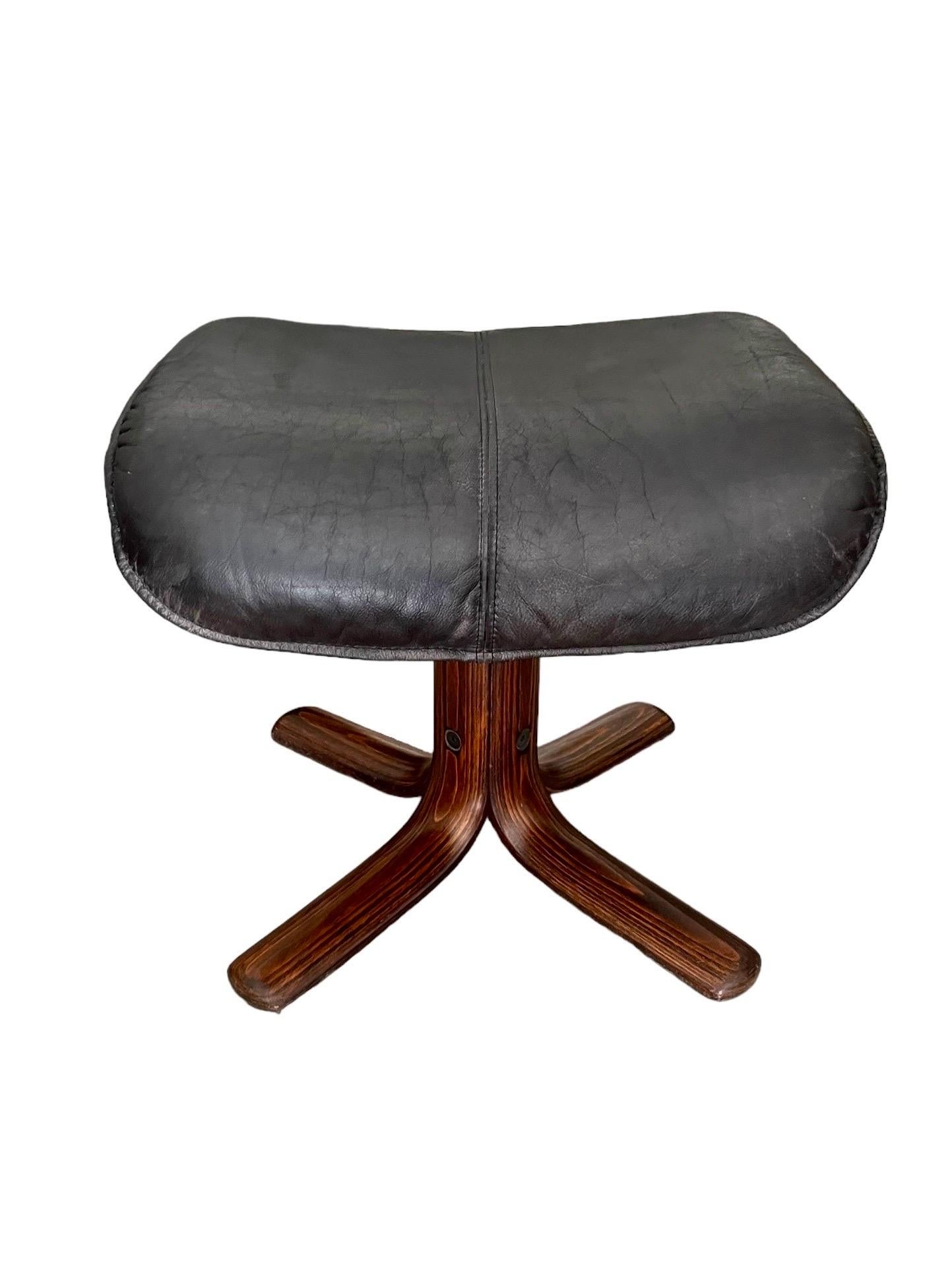 Pouf et repose-pieds en cuir norvégien Hjellegjerde, Norvège, années 1970 en vente 1