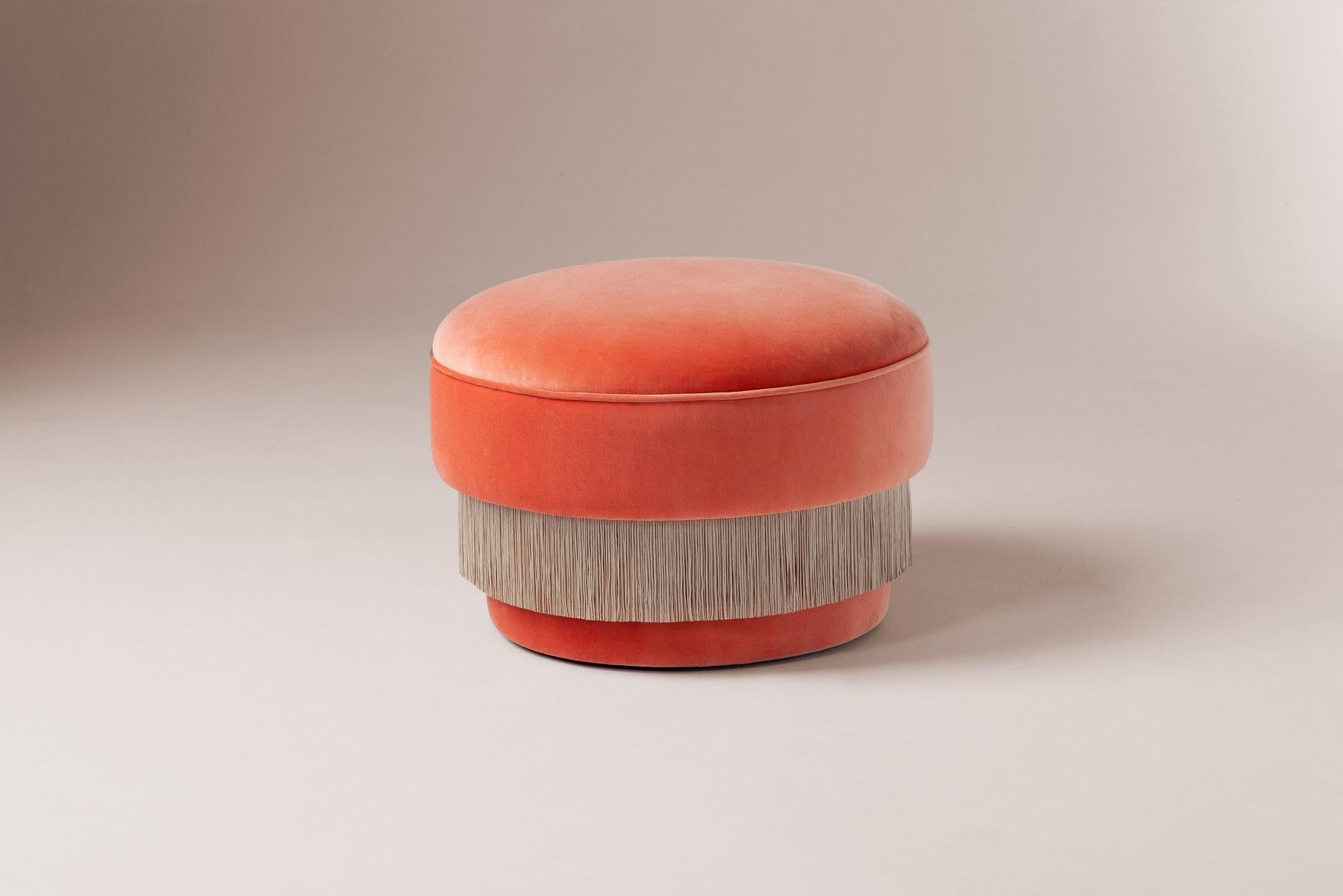 With voluptuous curves and perfect poise, the Mid-Century Modern inspired La Folie Pouf Ottoman exalts passion and fantasy as if you were in a burlesque show at Moulin Rouge. Let yourself be drawn by this flirtatious feeling of sensuality and a