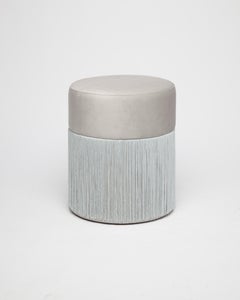 Puf Pill S Puf escultórico contemporáneo con terciopelo y flecos by Houtique