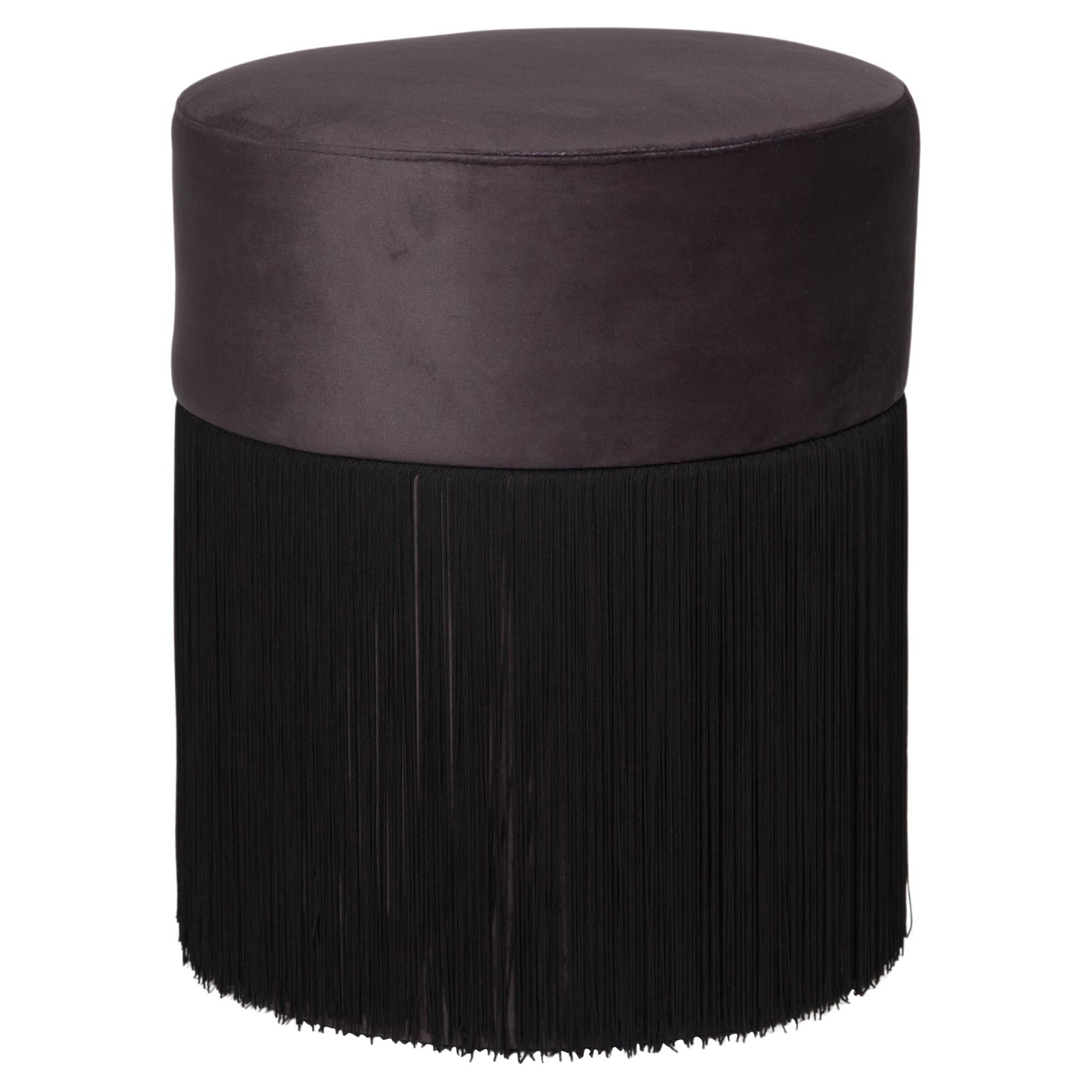 Pouf Pill S Pouf scultoreo contemporaneo con velluto e frange di Houtique