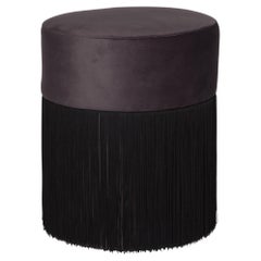 Pouf Pill S Pouf scultoreo contemporaneo con velluto e frange di Houtique