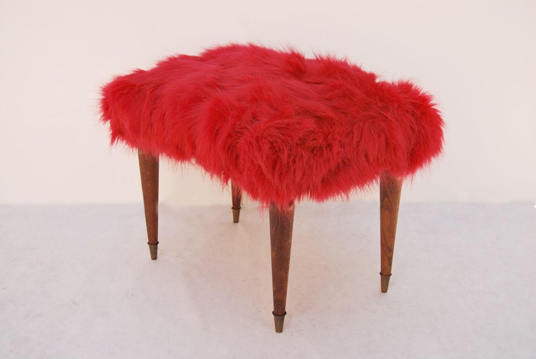 1940s footstool pouf. 
Covered with faux fur/faux fur from the 1970s, red color. 
The price of shipping is for the Italian territory, for the islands and for shipping abroad quote on request. 
Customs expenses are to be paid by the recipient. 
