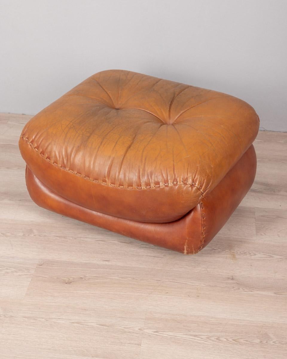 Hocker mit Rollen, brauner Lederbezug, Modell 'Sapporo', Design Mobil Girgi, 1970er Jahre.

ZUSTAND:
in gutem, funktionsfähigem Zustand, weist zeitbedingte Gebrauchsspuren auf.

ABMESSUNGEN: 
Höhe 38 cm; Breite 70 cm;  Länge 65 cm;  

MATERIALIEN:
