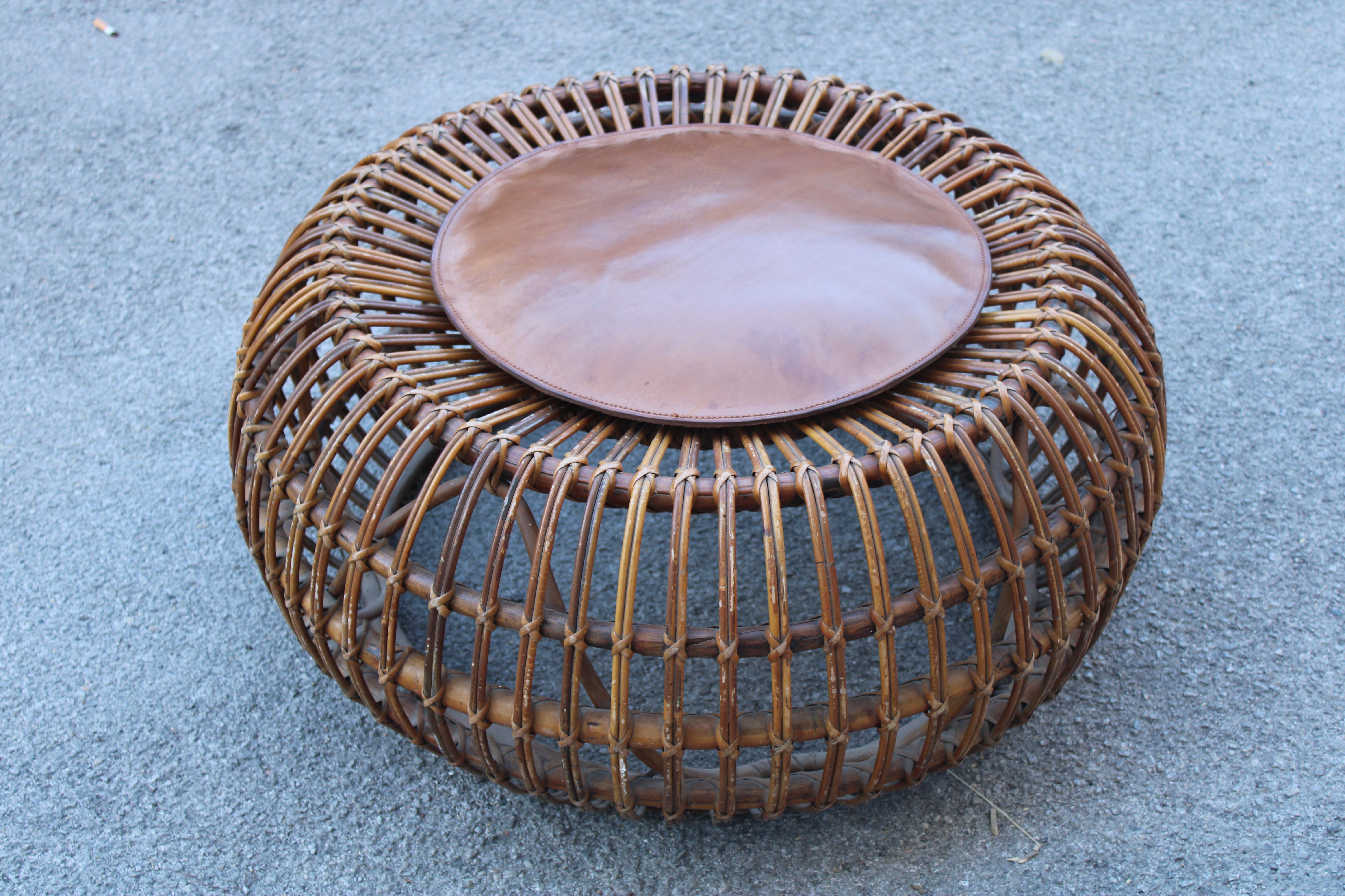 Détail  Pouf rond avec coussin en peau de veau, Italie 1950.