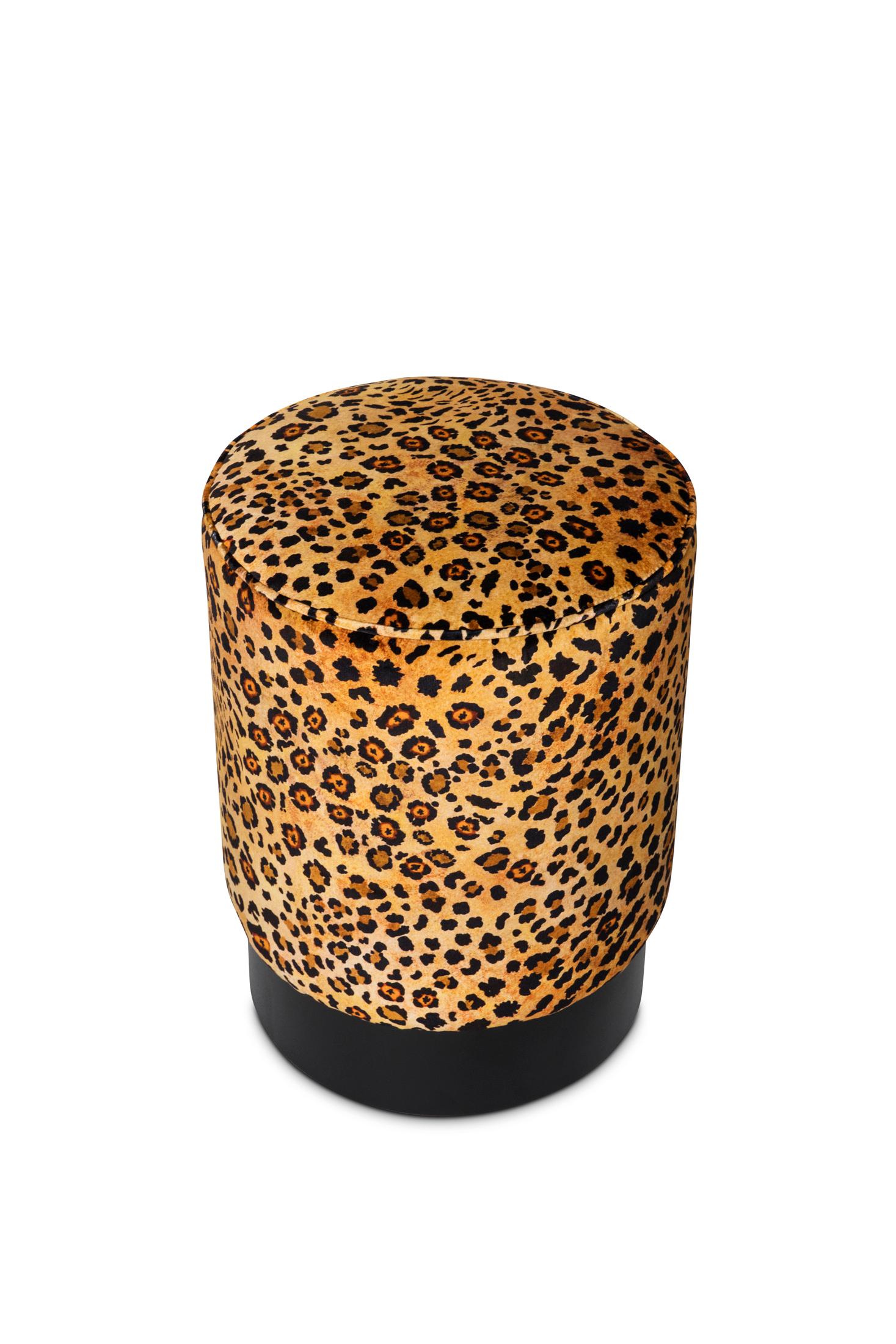 Disponibile in due colori unici, il pouf in velluto Safari Spot mostra il bellissimo disegno naturale di un leopardo.
Il tessuto di velluto auto-trapuntato si trova su una base nera verniciata a polvere. Perfetto da usare come sgabello, seduta