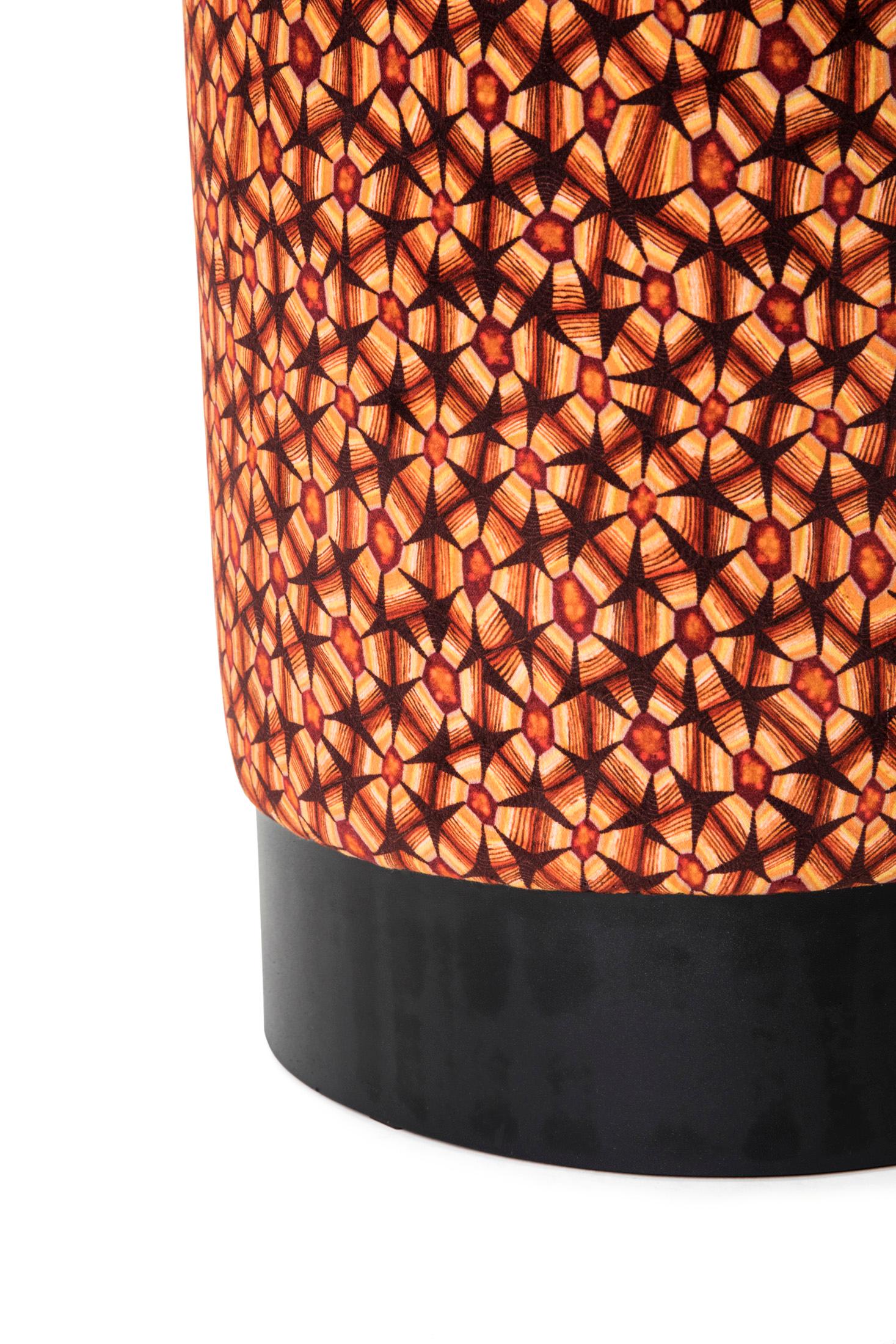 Pouf - Pouf Thanda in velluto tartarugato su base nera - Plum In condizioni Nuovo in vendita a New York, NY