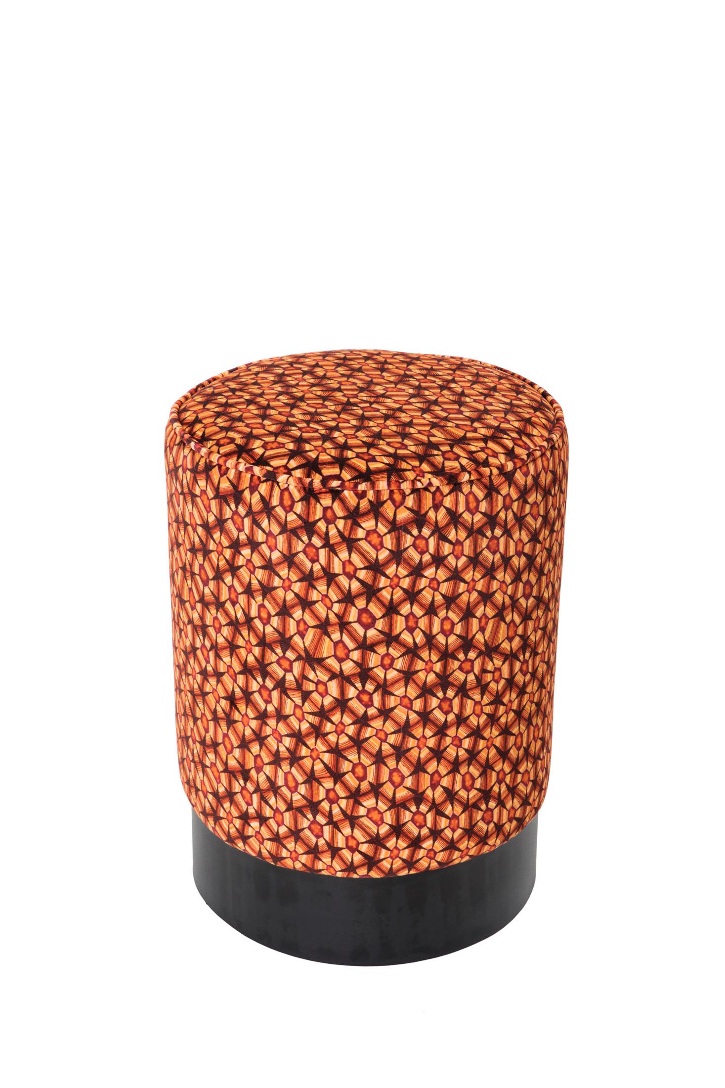 XXI secolo e contemporaneo Pouf - Pouf Thanda in velluto tartarugato su base nera - Plum in vendita