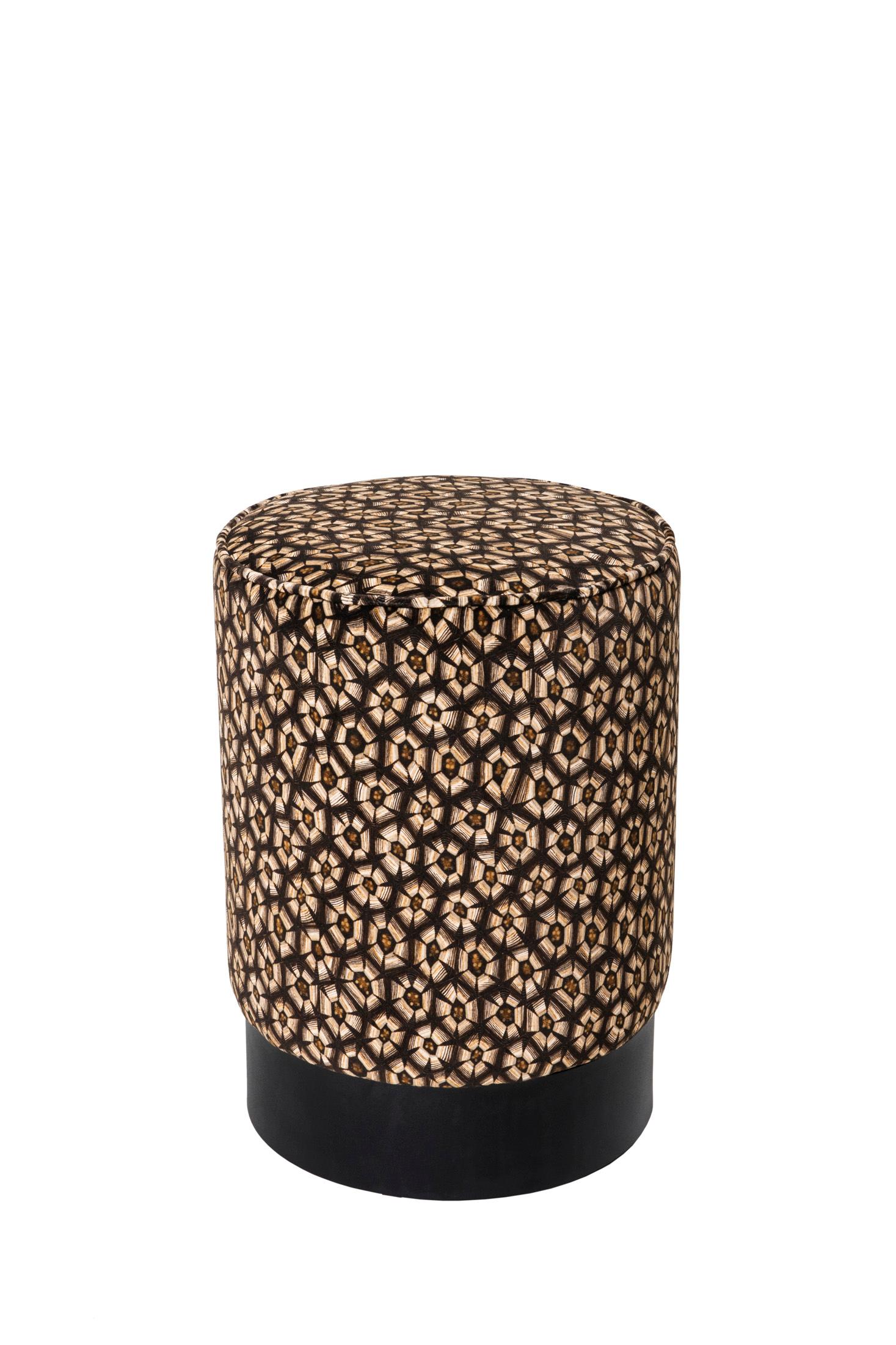 Disponibile in due colori unici, il pouf Thanda Tortoise Velvet interpreta il guscio della tartaruga leopardiana e il suo istinto di ritirarsi in una casa sicura, al riparo dai pericoli esterni. Il tessuto di velluto auto-trapuntato si trova su una