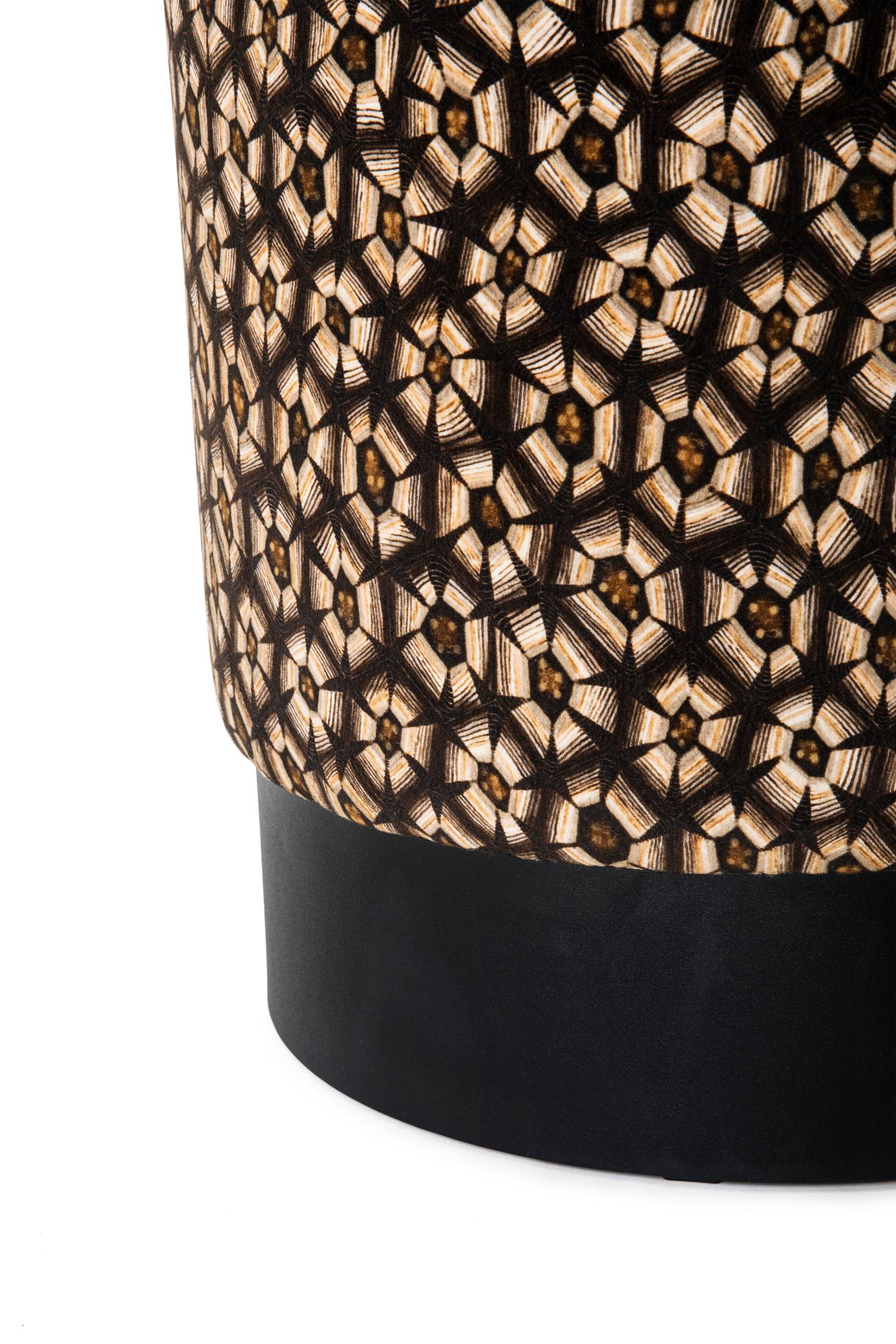 Pouf - Pouf Thanda in velluto tartaruga su base nera - A. Silver In condizioni Nuovo in vendita a New York, NY