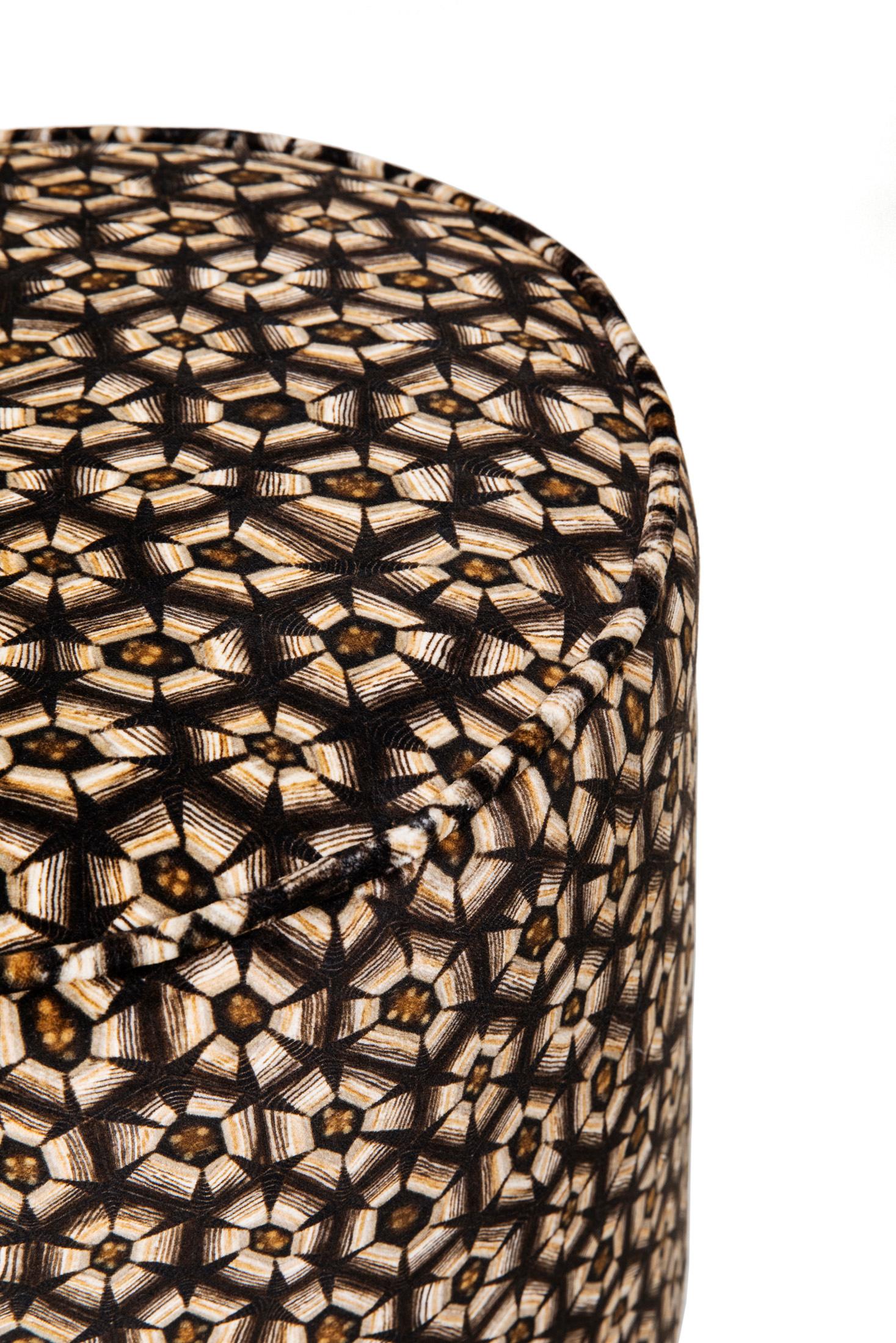 XXI secolo e contemporaneo Pouf - Pouf Thanda in velluto tartaruga su base nera - A. Silver in vendita