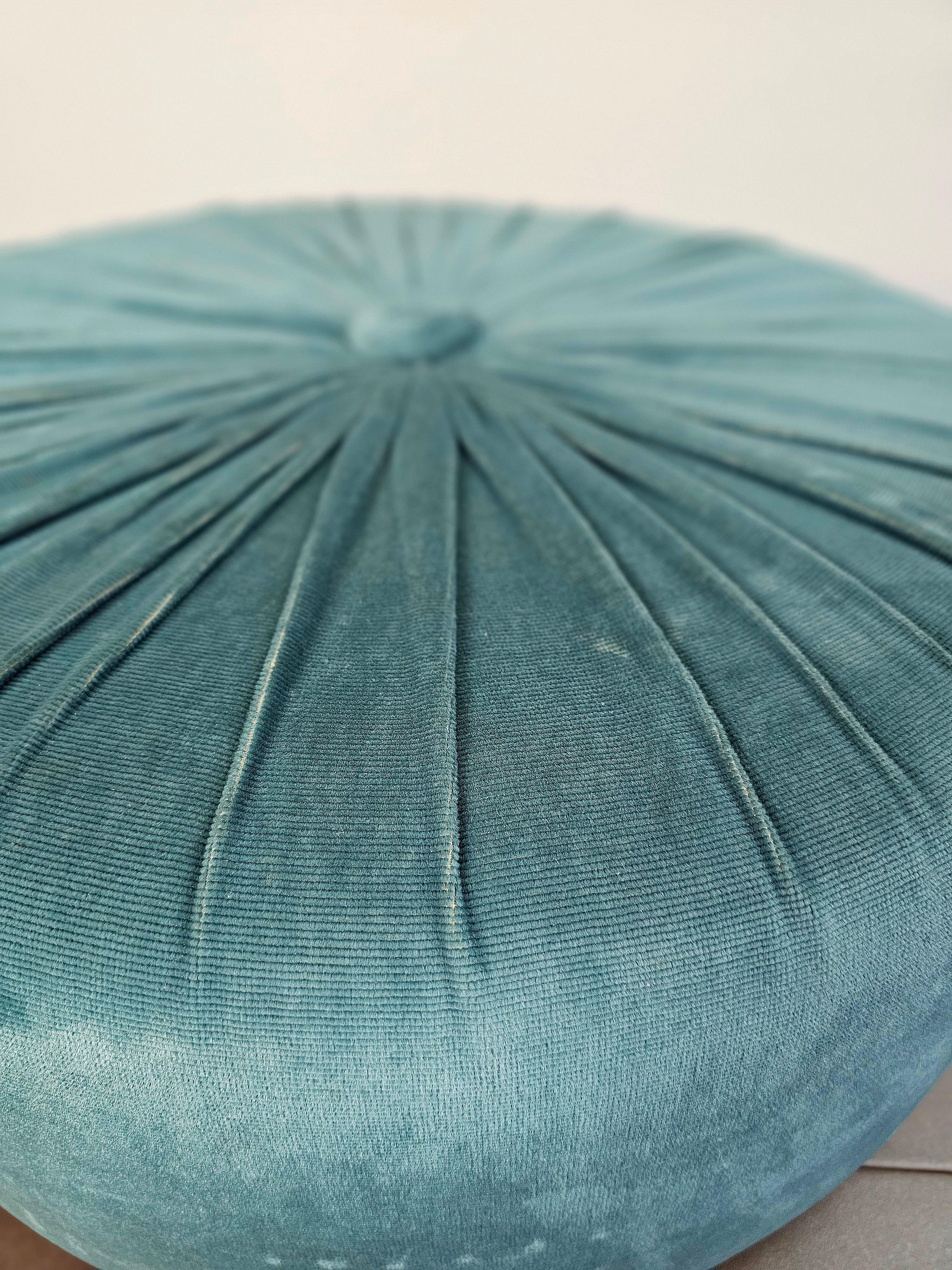 Pouf Turquoise Velvet Smooth Circular Midcentury Modern Italian Design 1960s In Fair Condition For Sale In Palermo, IT