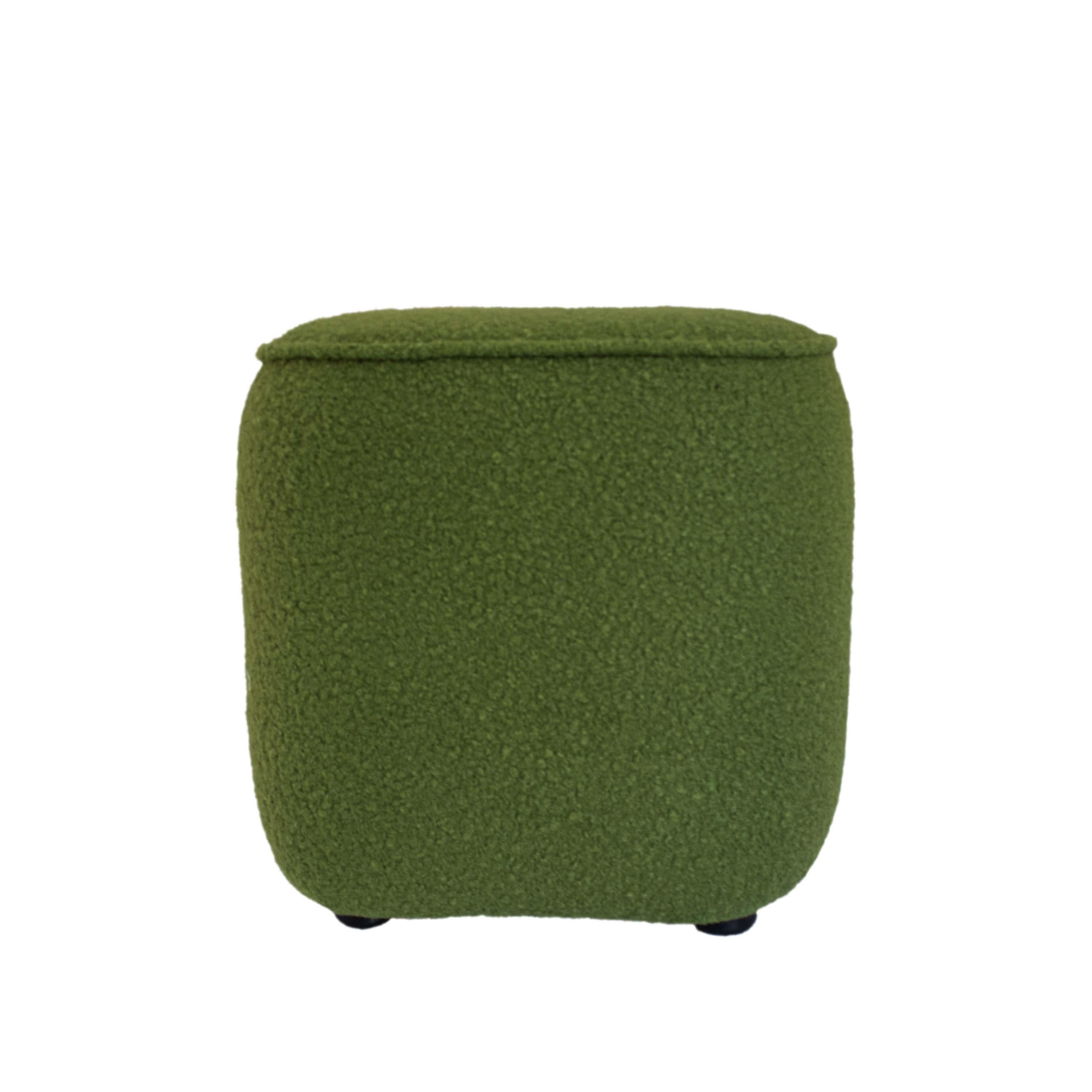 Pouf carré aux bords arrondis, doté d'une structure en bois massif, recouvert de façon artisanale d'un tissu bouclé vert olive. 