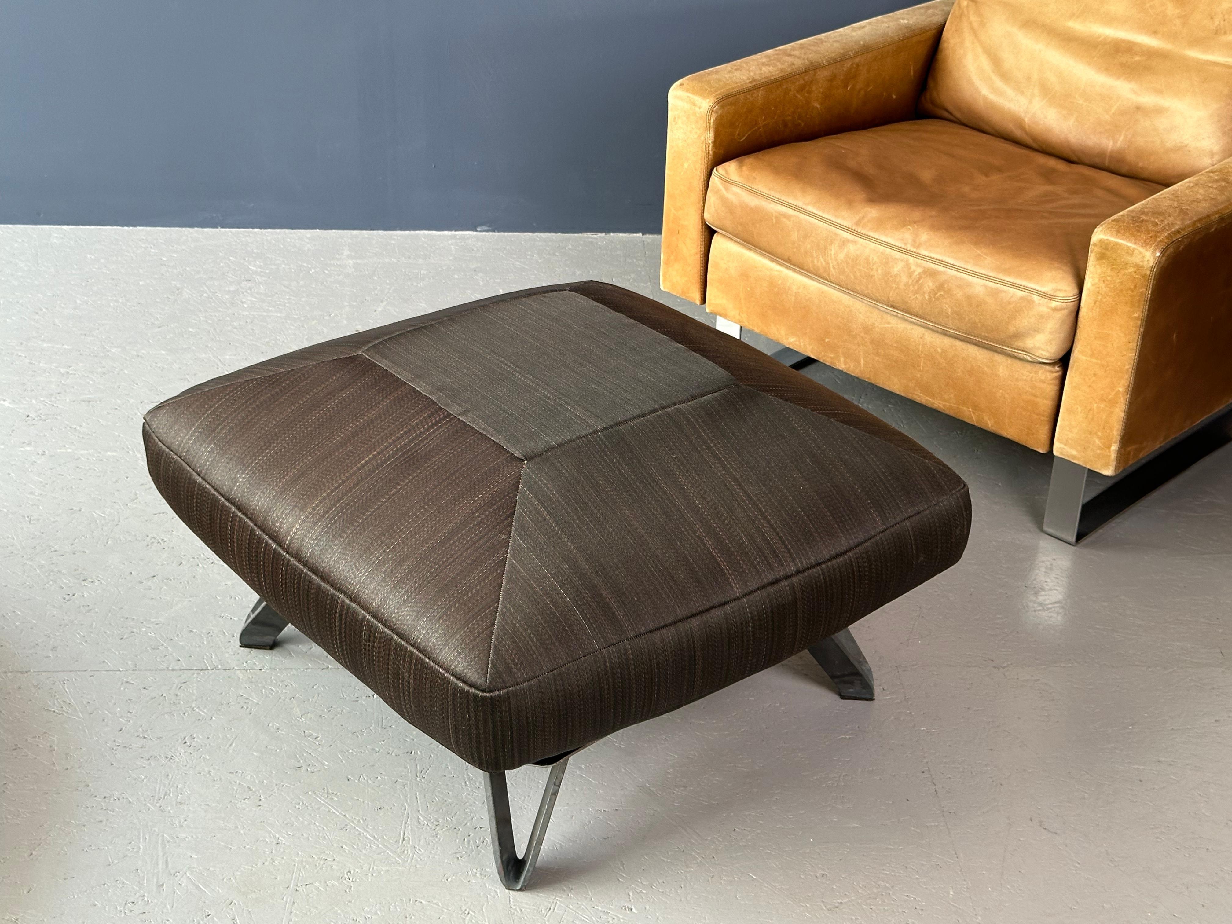 Pouf con cuscino quadrato nero e gambe in ferro in vendita 5