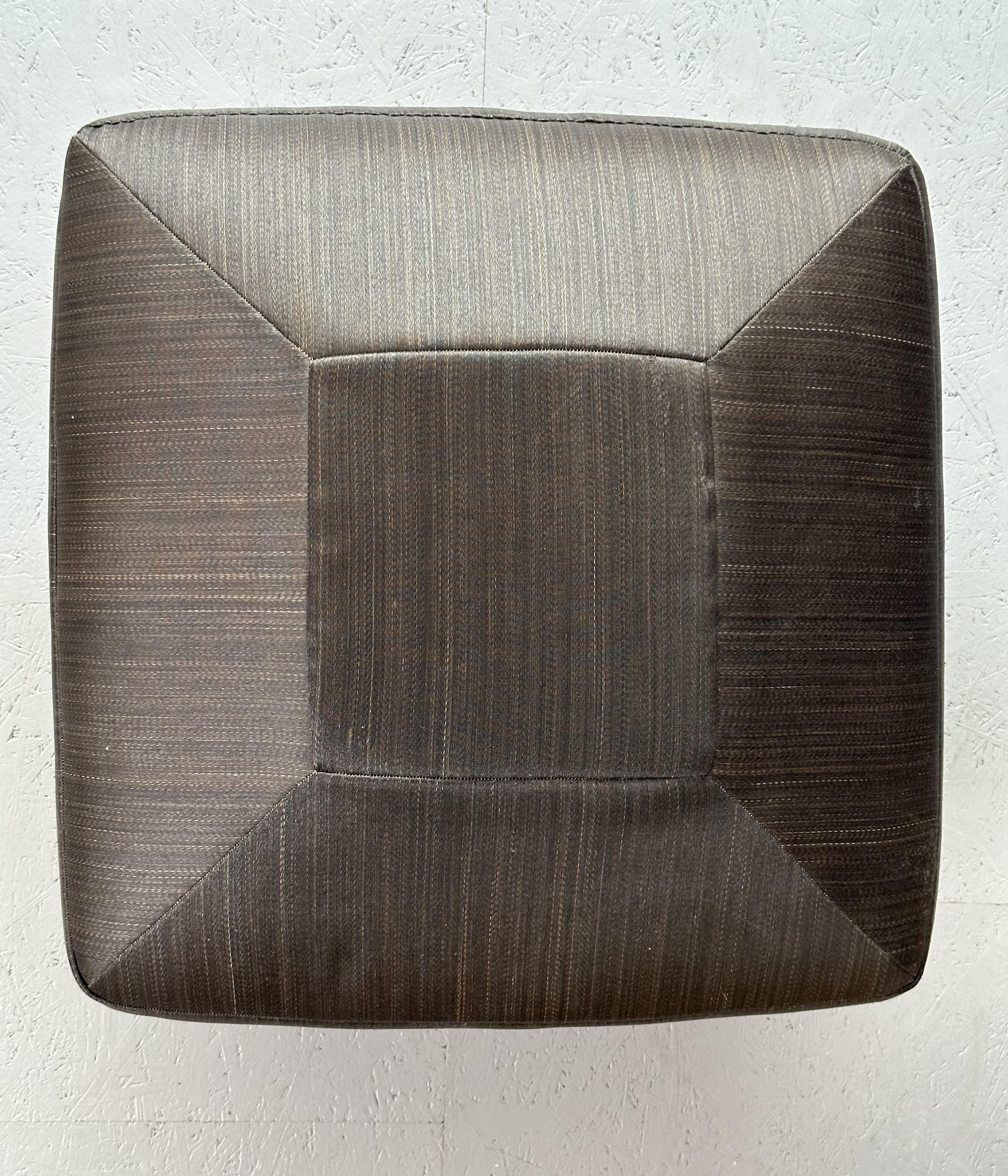 Pouf con cuscino quadrato nero e gambe in ferro In condizioni ottime in vendita a Munich, DE