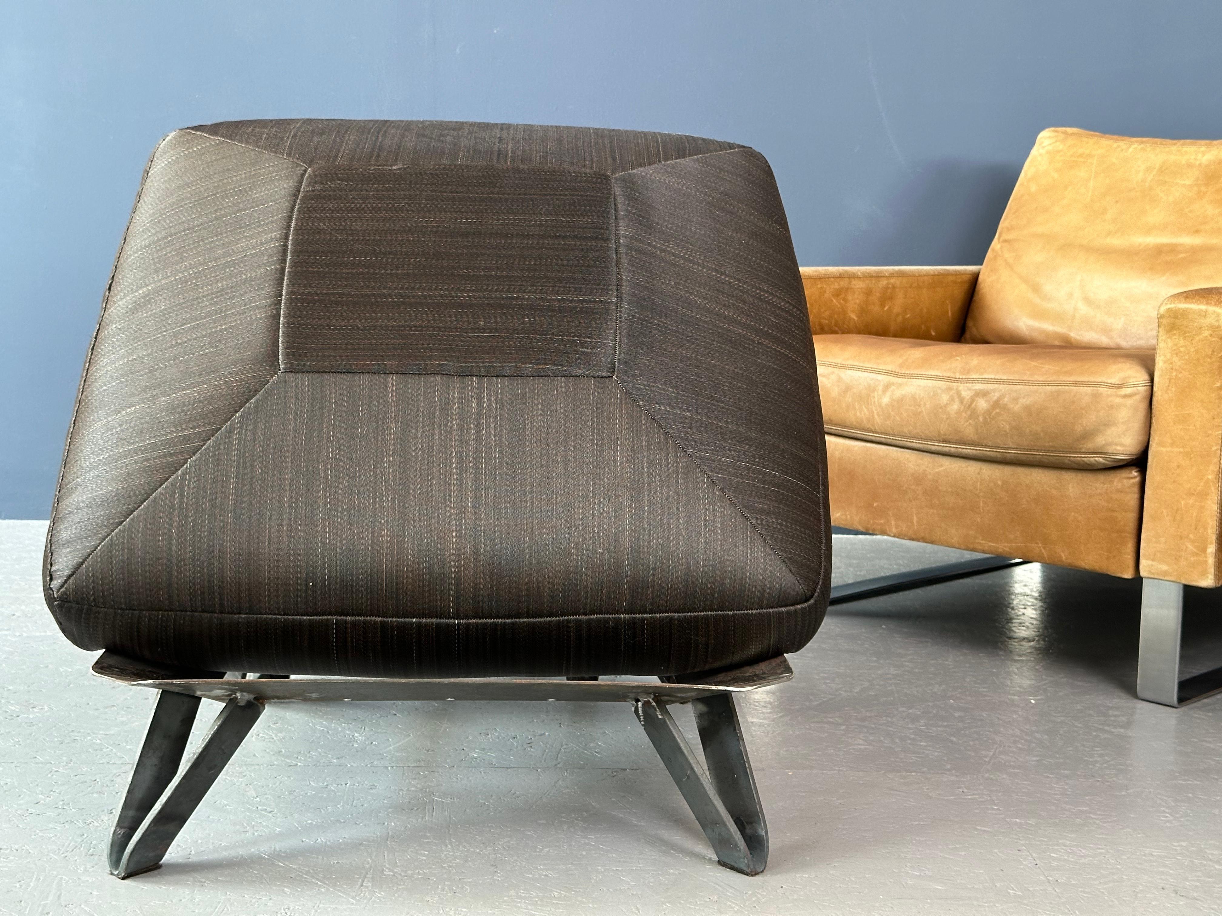 Pouf con cuscino quadrato nero e gambe in ferro in vendita 1
