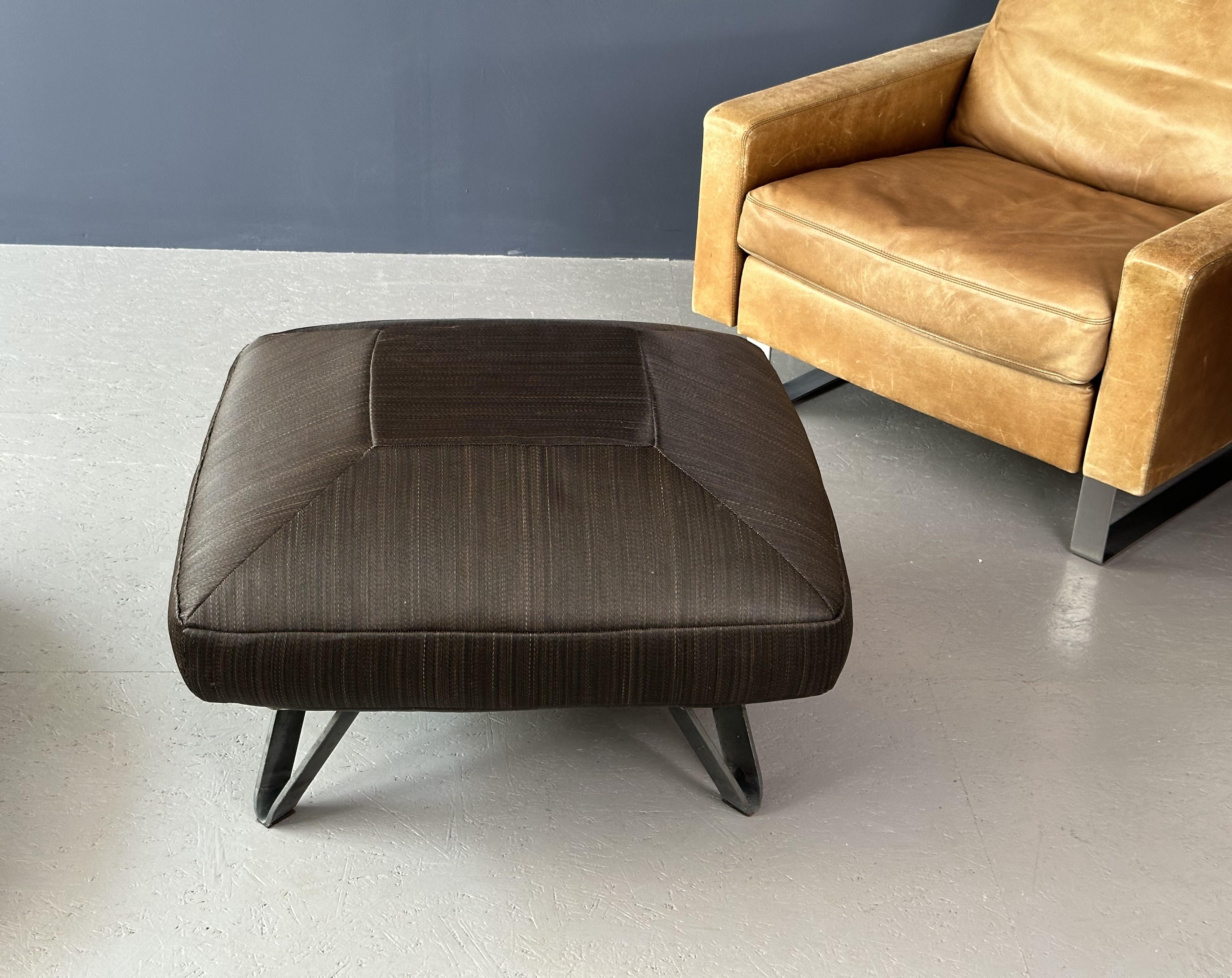 Pouf con cuscino quadrato nero e gambe in ferro in vendita 2