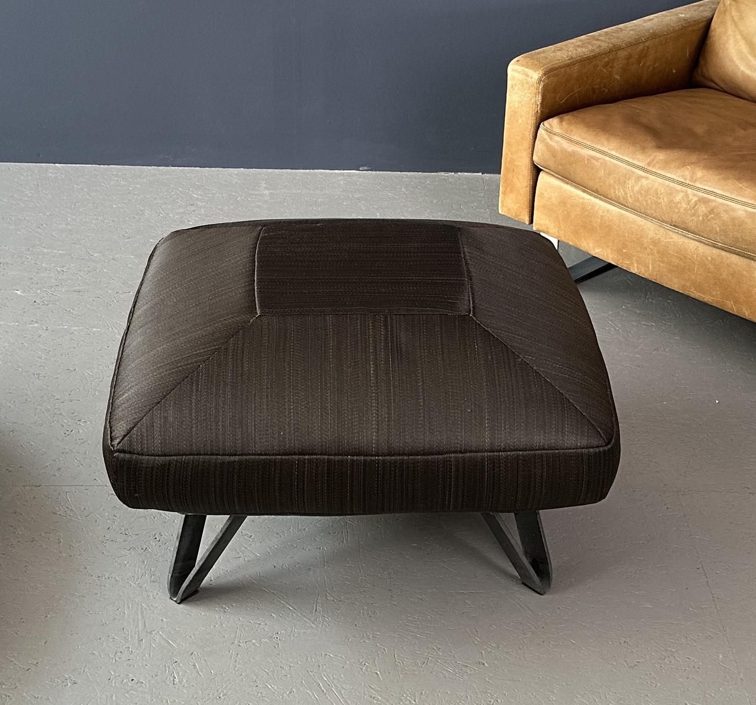 Pouf con cuscino quadrato nero e gambe in ferro in vendita 3