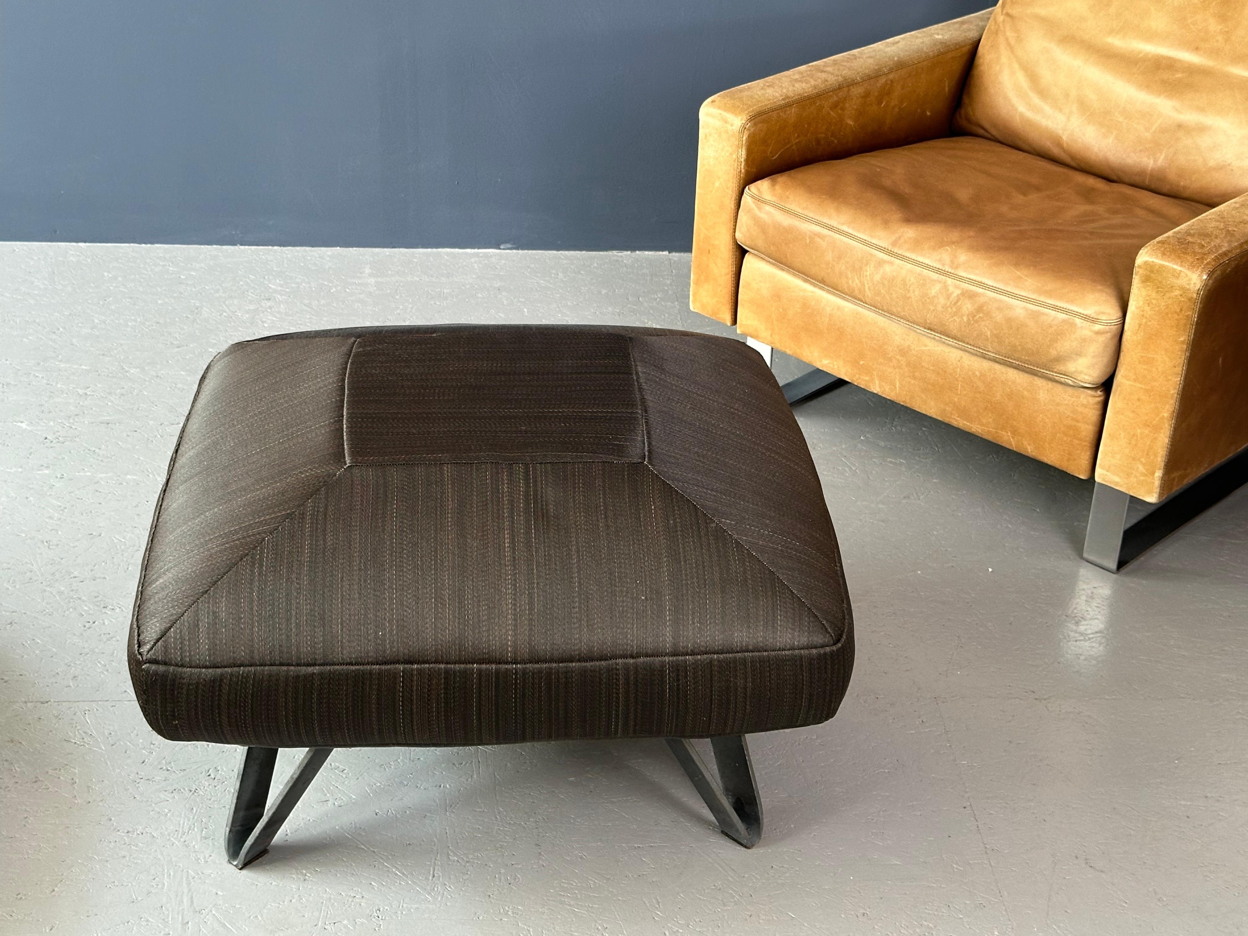 Pouf con cuscino quadrato nero e gambe in ferro in vendita 4