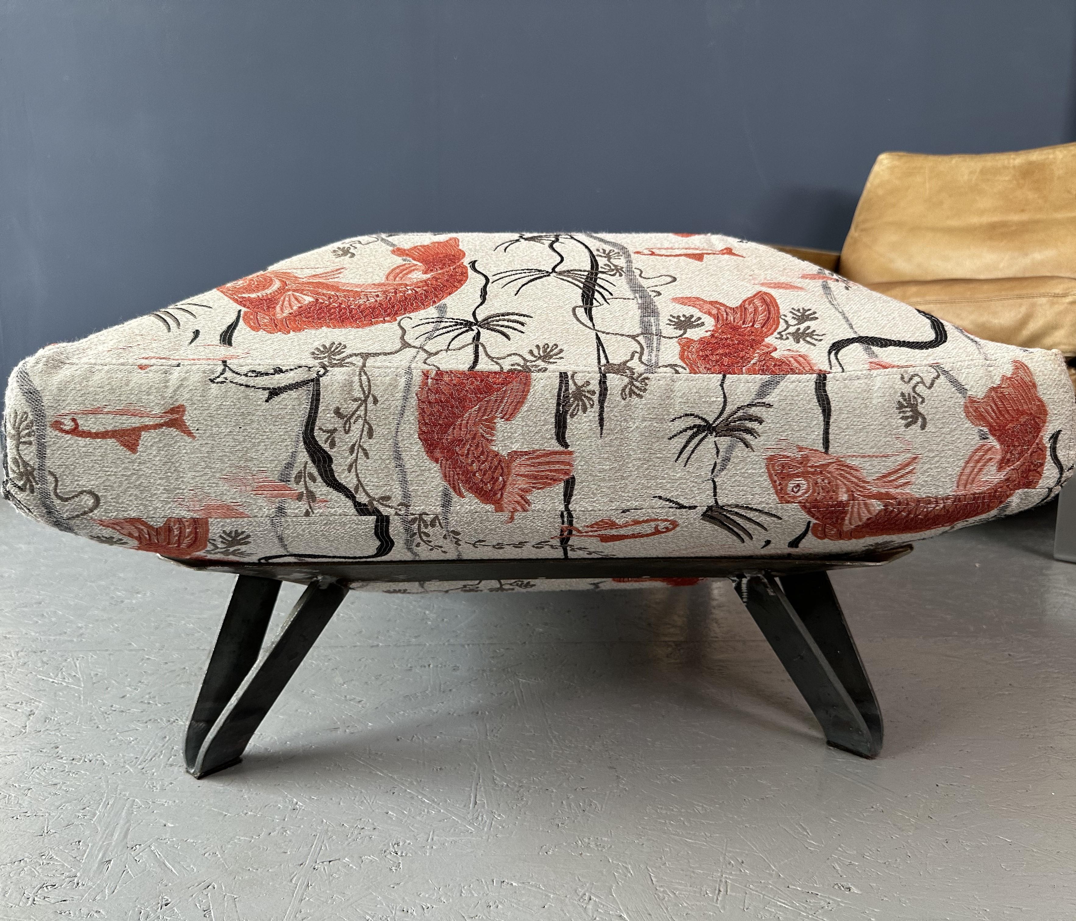 Pouf with a fish-patterned square pillow and iron legs In Excellent Condition For Sale In Munich, DE