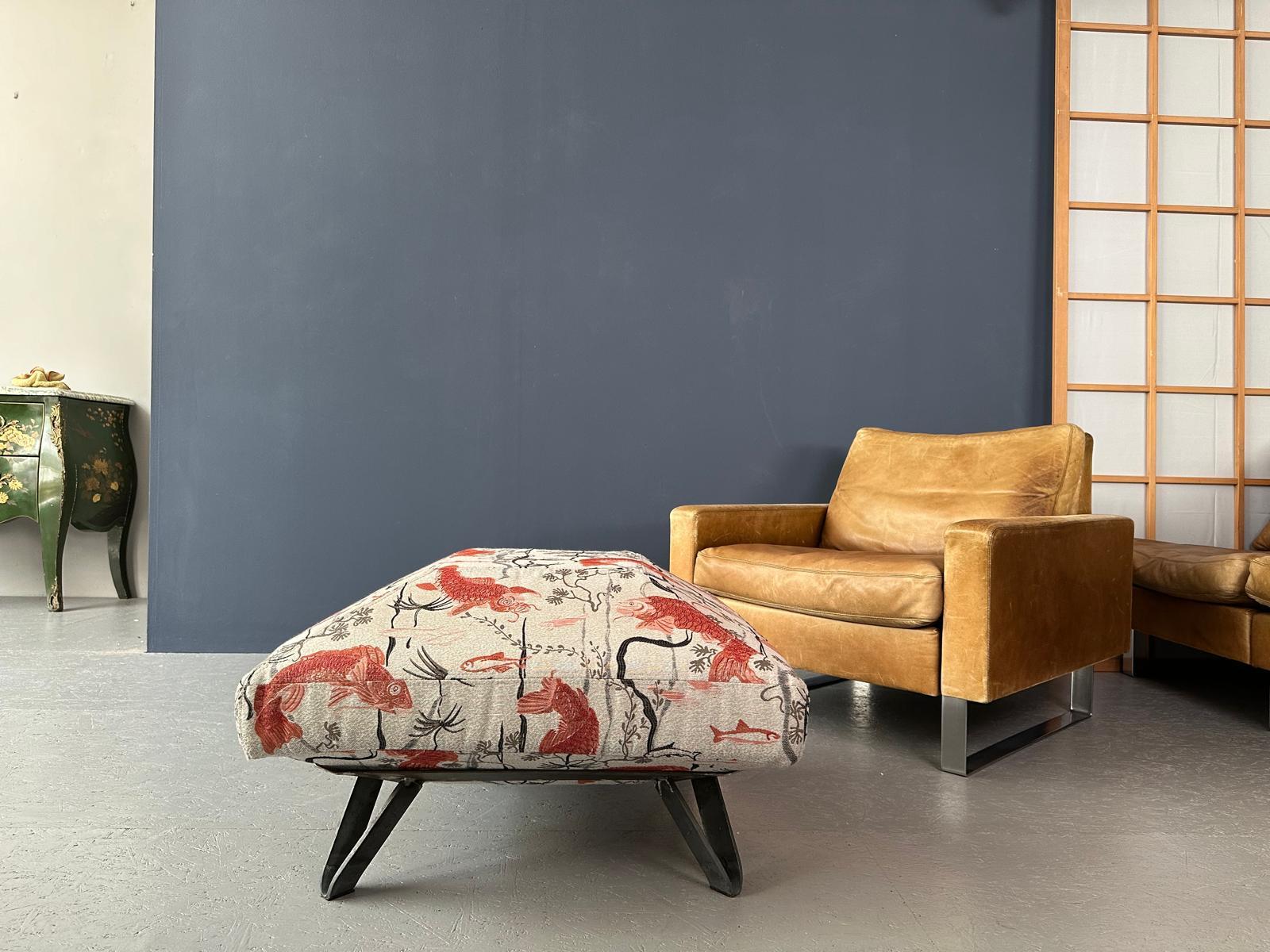 Pouf with a fish-patterned square pillow and iron legs For Sale 3