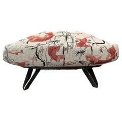 Pouf avec coussin carré à motifs de poissons et pieds en fer
