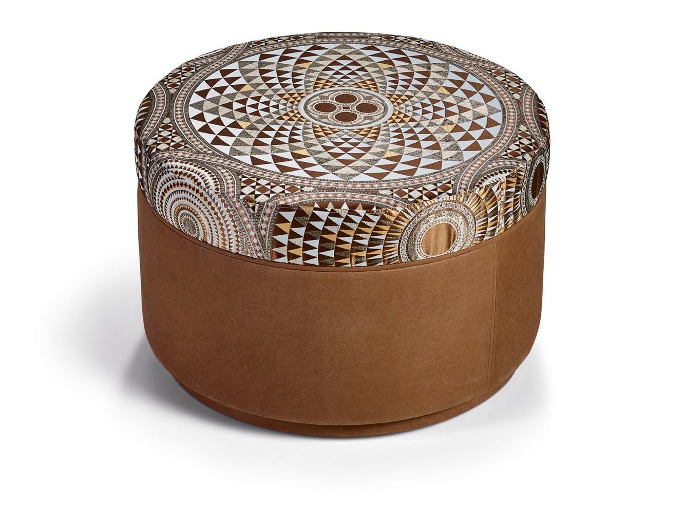 Autre Pouf avec cadre en bois massif et cadre  Bois tapissé de tissu ou de cuir en vente