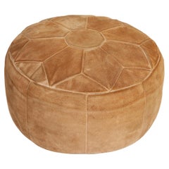 Pouf ottoman rond en daim beige avec repose-pieds à tête de fleur, années 1950