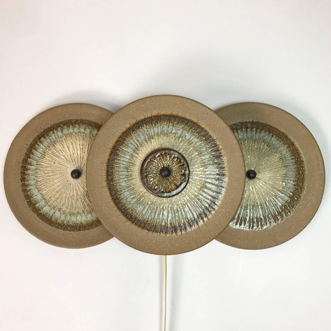 Wall light sculpture by Noomi Backhausen and Poul Brandborg for Soholm Ceramic, Denmark, 1960s.

The sculptural light consists three large parts which are partly glazed. 

Excellent condition without any chips or crack.

The light gives a cozy