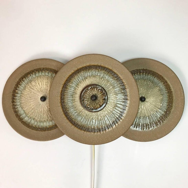 Wall light sculpture by Noomi Backhausen and Poul Brandborg for Soholm Ceramic, Denmark, 1960s.

The sculptural light consists three large parts which are partly glazed. 

Excellent condition without any chips or crack.

The light gives a cozy