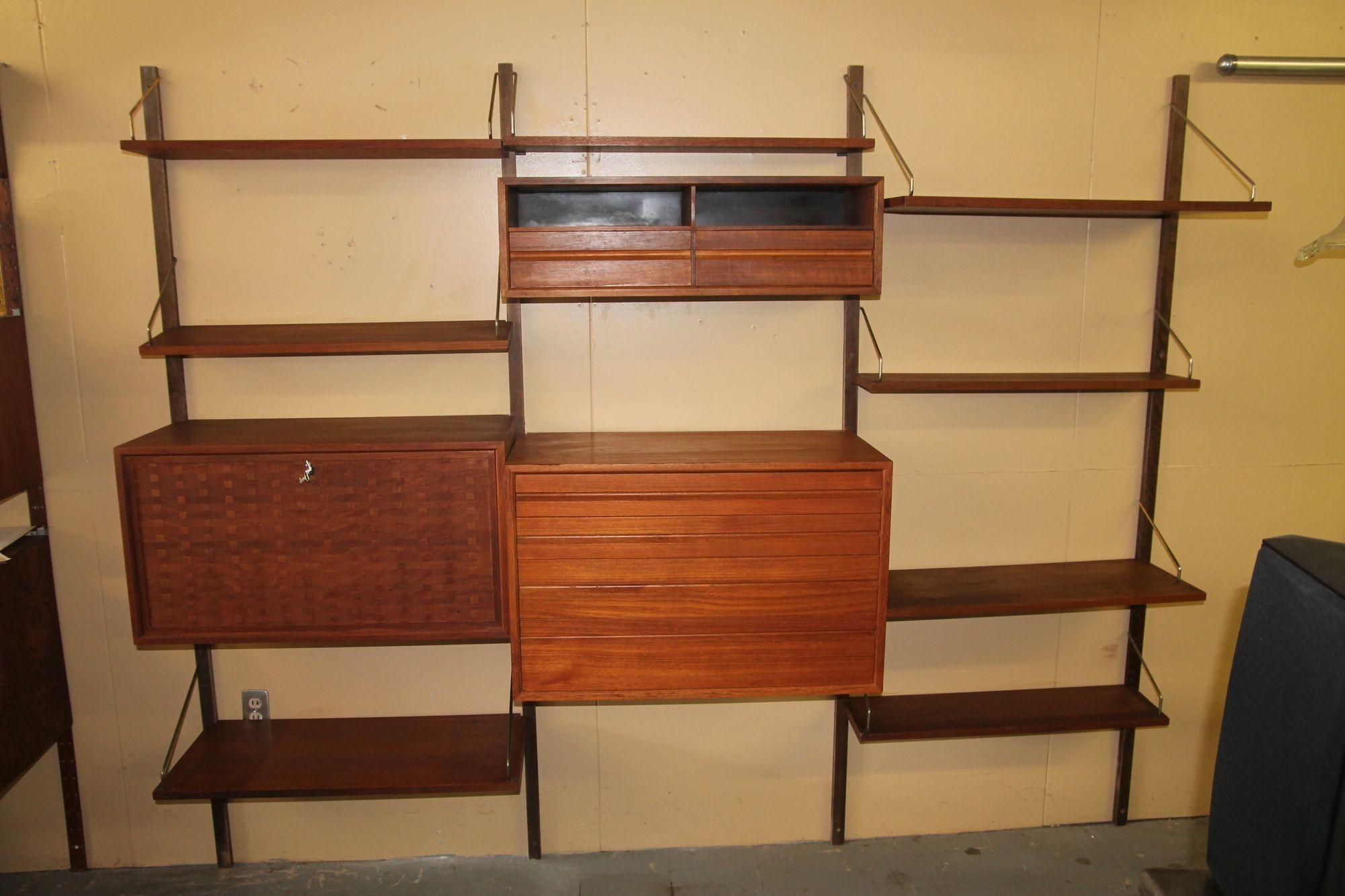 Offered is a nice 3 bay Cado wall unit.  Unit has desk with drop down front, 4 draw unit, 2 draw with open shelf unti, 2 large shelves, 3 mediuim shelves, 2 large/mediun shelf and 8 small shelves.  The photos show it with 8 shelves up.  The units