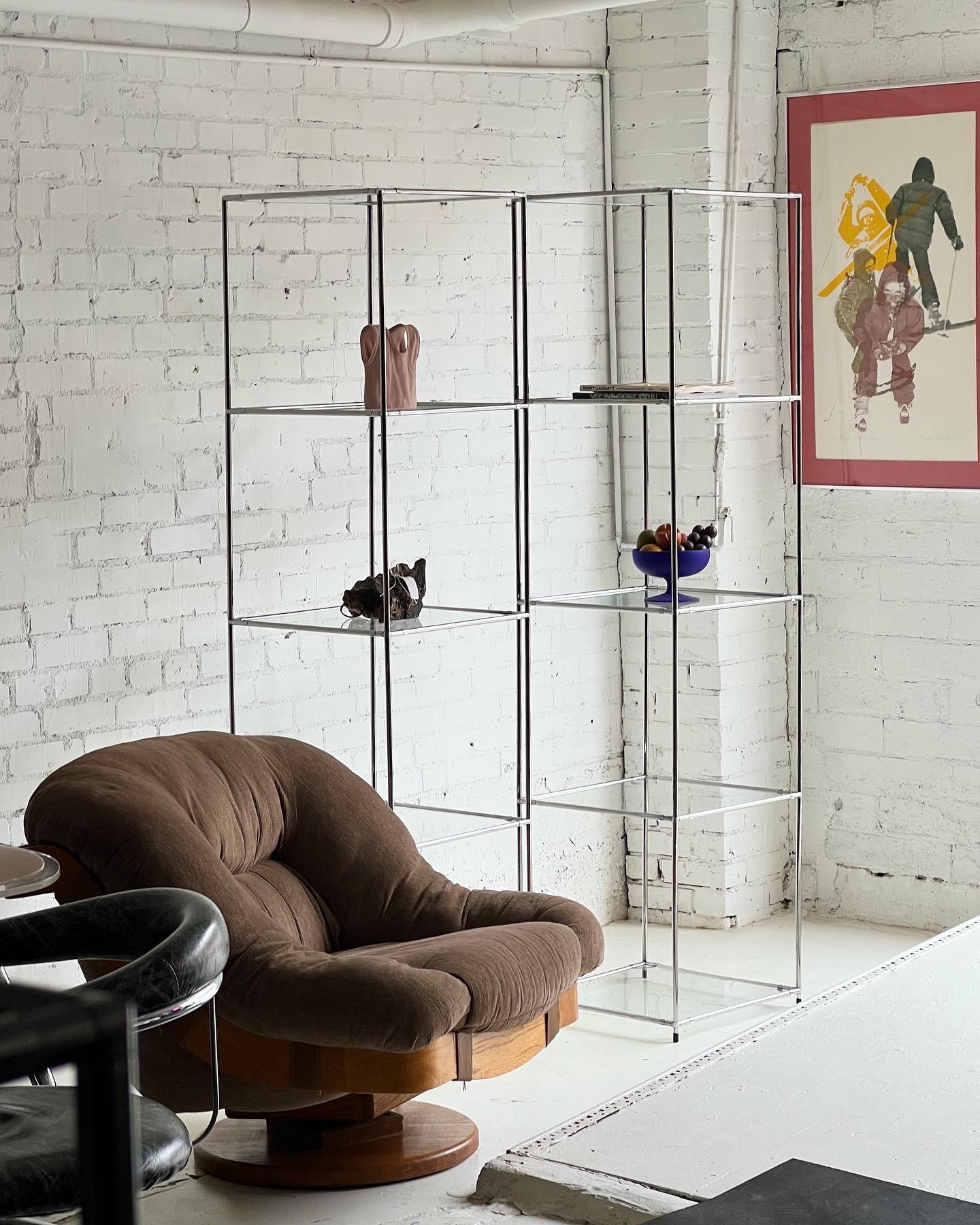 Poul Cadovius’s “Abstracta” bookcases c. 1960’s. A sleek & sophisticated space age staple.

Tall & wide enough for bigger décor, a record player, mcm speakers, taller plants, you name it.

Somewhat modular. Can be taken apart and made shorter or