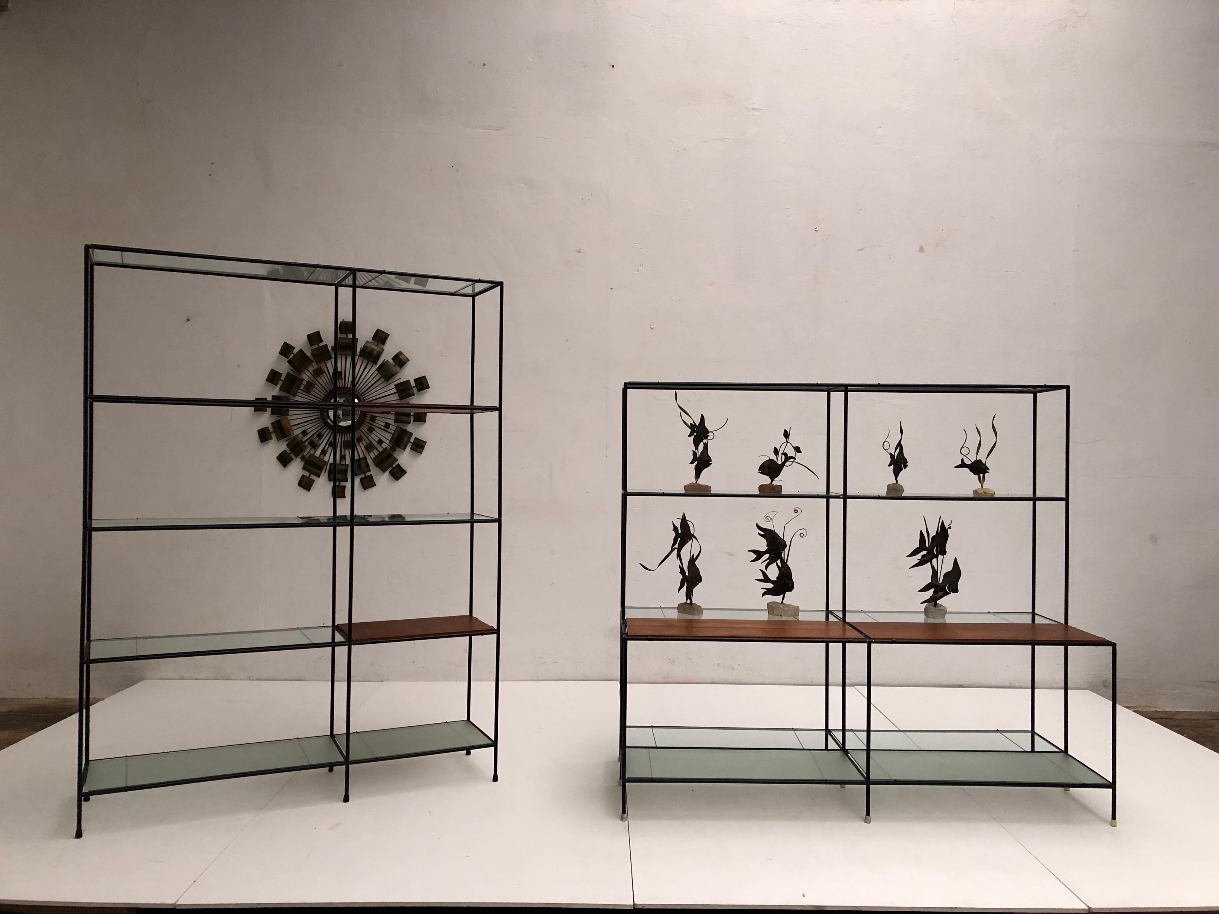 Expositor modular de metal, teca y cristal 