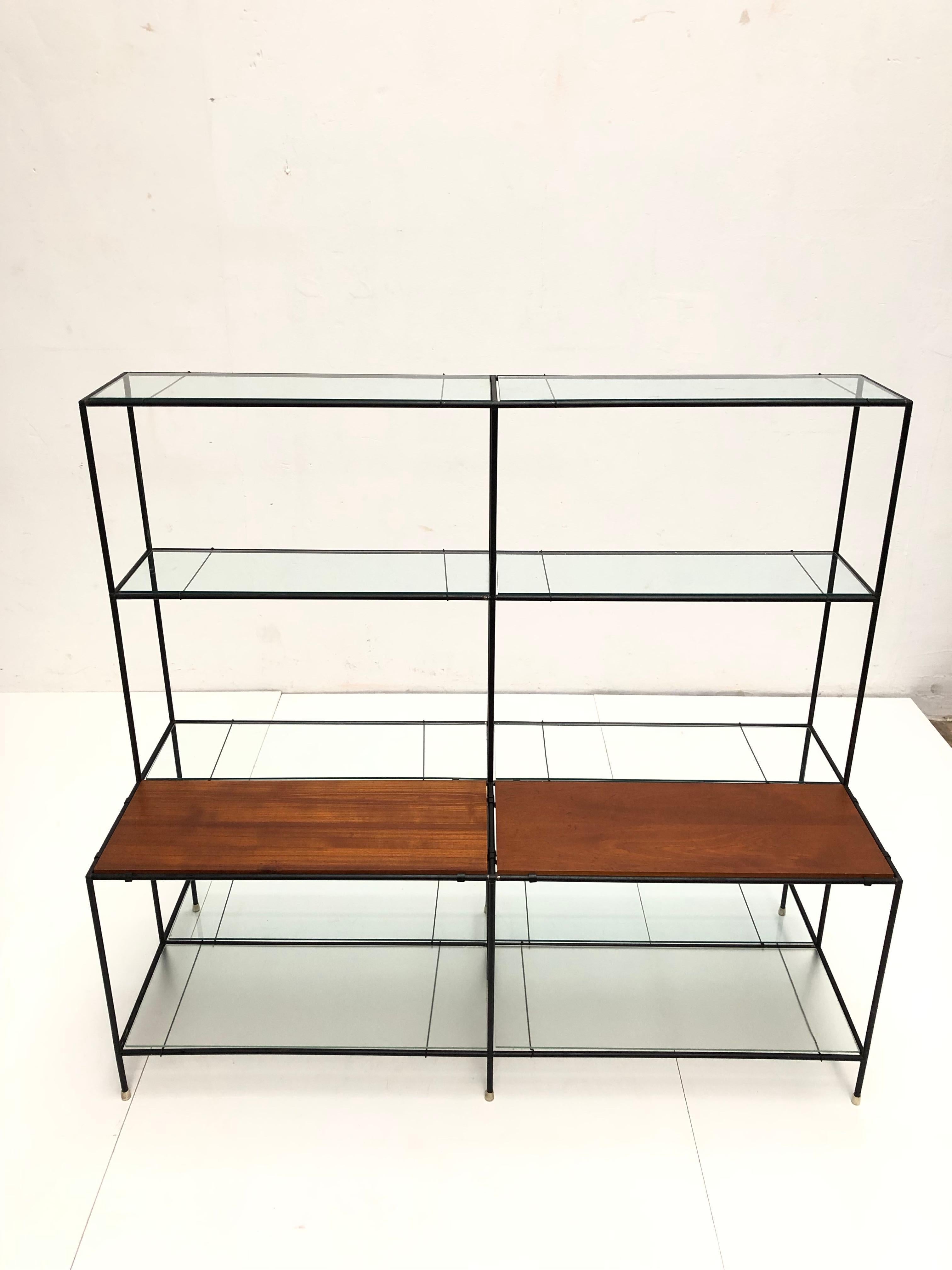 Modulare Ausstellungseinheit „Abstracta“ aus Metall, Teakholz und Glas von Poul Cadovius, Dänemark 1960 (Emailliert) im Angebot