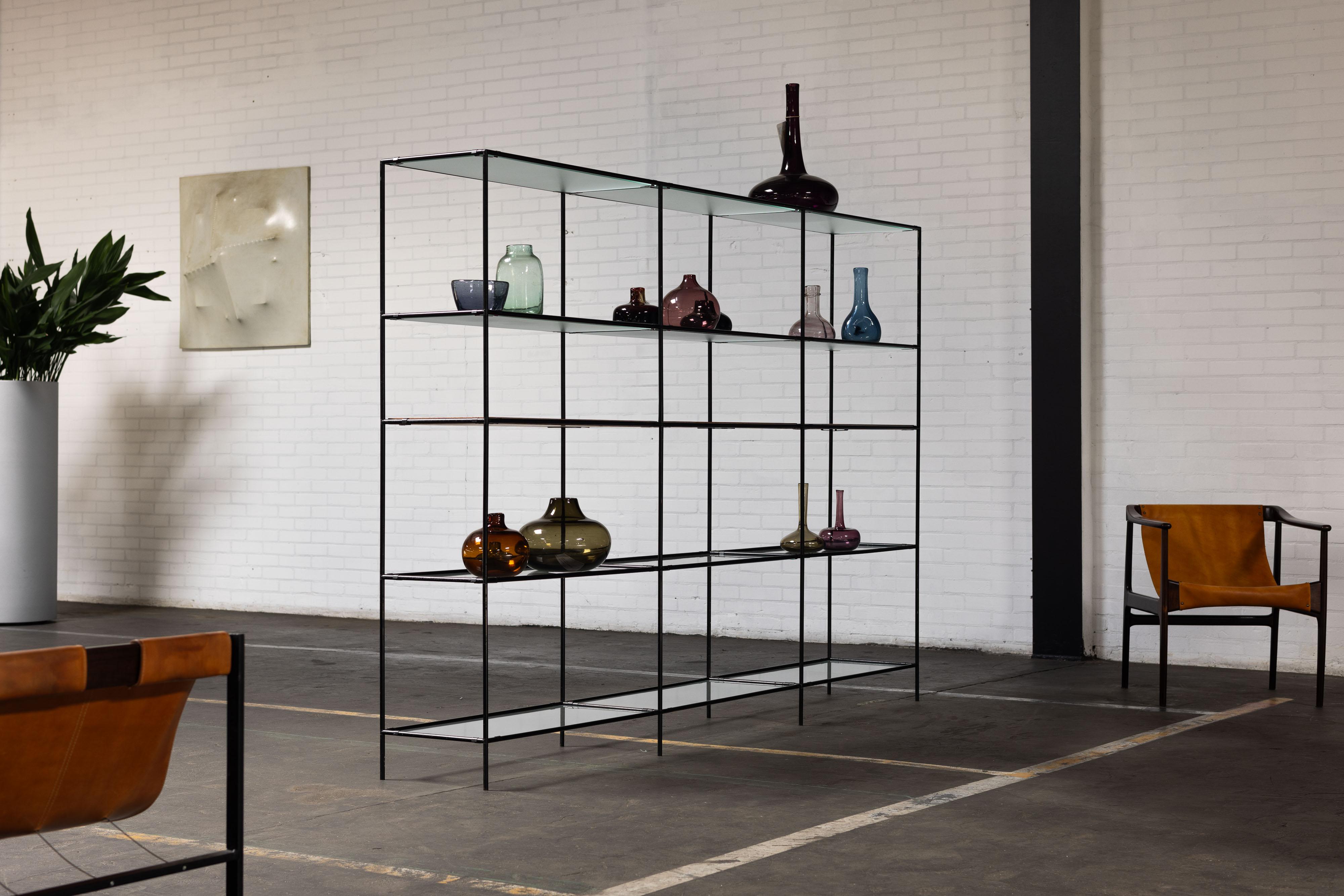 Ti presentiamo l'elegante sistema di scaffalature free standing 