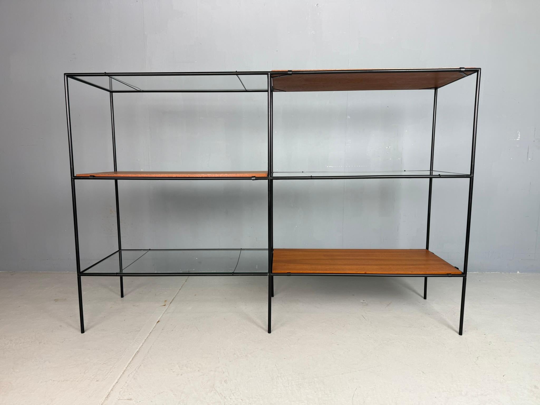 Scaffali modulari minimalisti danesi di Poul Cadovius - Abstracta System, anni '60.
Un bellissimo primo esempio dell'iconico sistema di scaffali Abstracta di Cadovius, caratterizzato da tubi in metallo laccato nero con connettori in fusione di