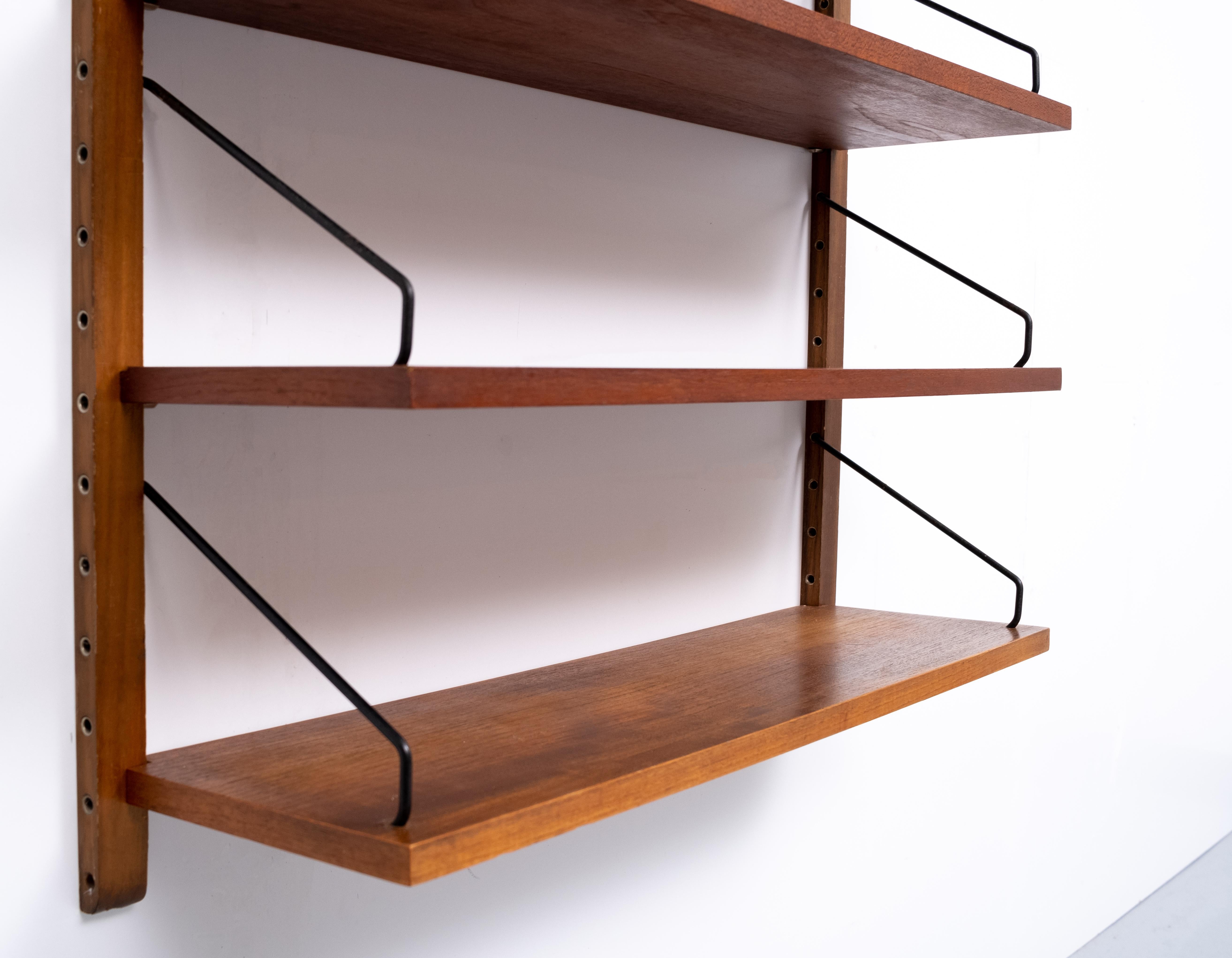 Very nice wall unit ore bookcase by Poul Cadovius for Cado Denmark 1960s. 
Two uprights, 5 teak shelves, and one Book display shelve. Complete with all the hardware.