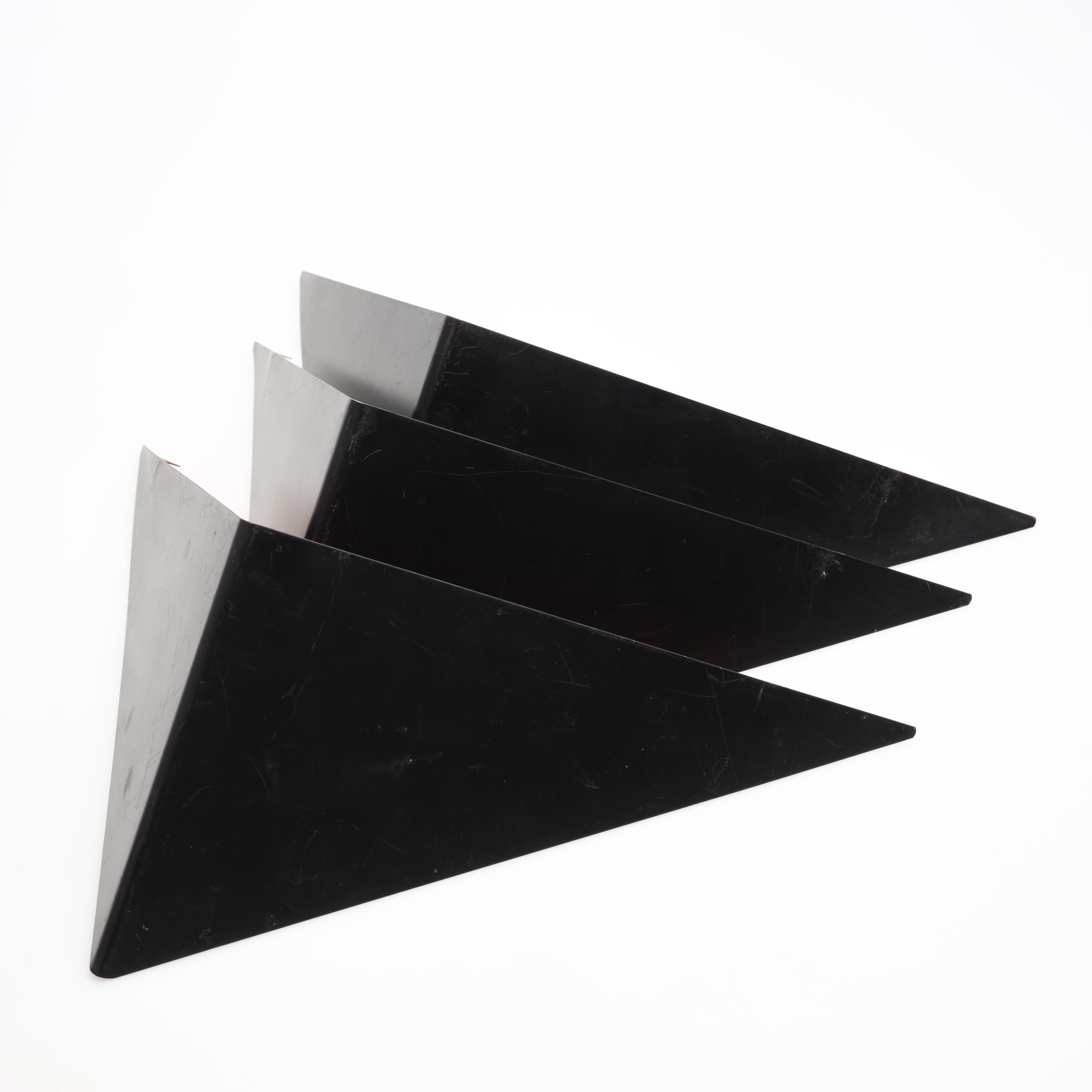 Set of three midcentury shelves in metal. Model 'Butterfly' Designed and made by Poul Cadovius 1960s. in Denmark
white. red, green inside, black outside
length about 29.5cm x 29.5cm
width about 17,5cm.