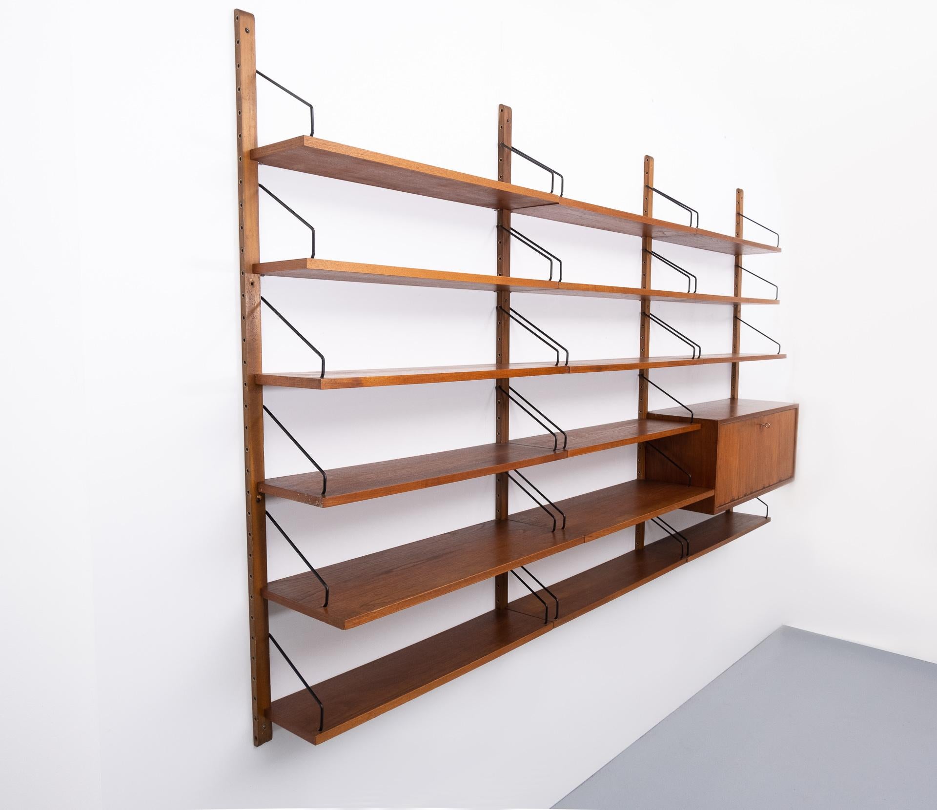 Wonderful teak wall unit or bookcase by Poul Cadovius for Cado, model Royal. 1950s.
Consisting of 16 shelves and 1 cabinet 4 uprights. Lots off space for your books.
  