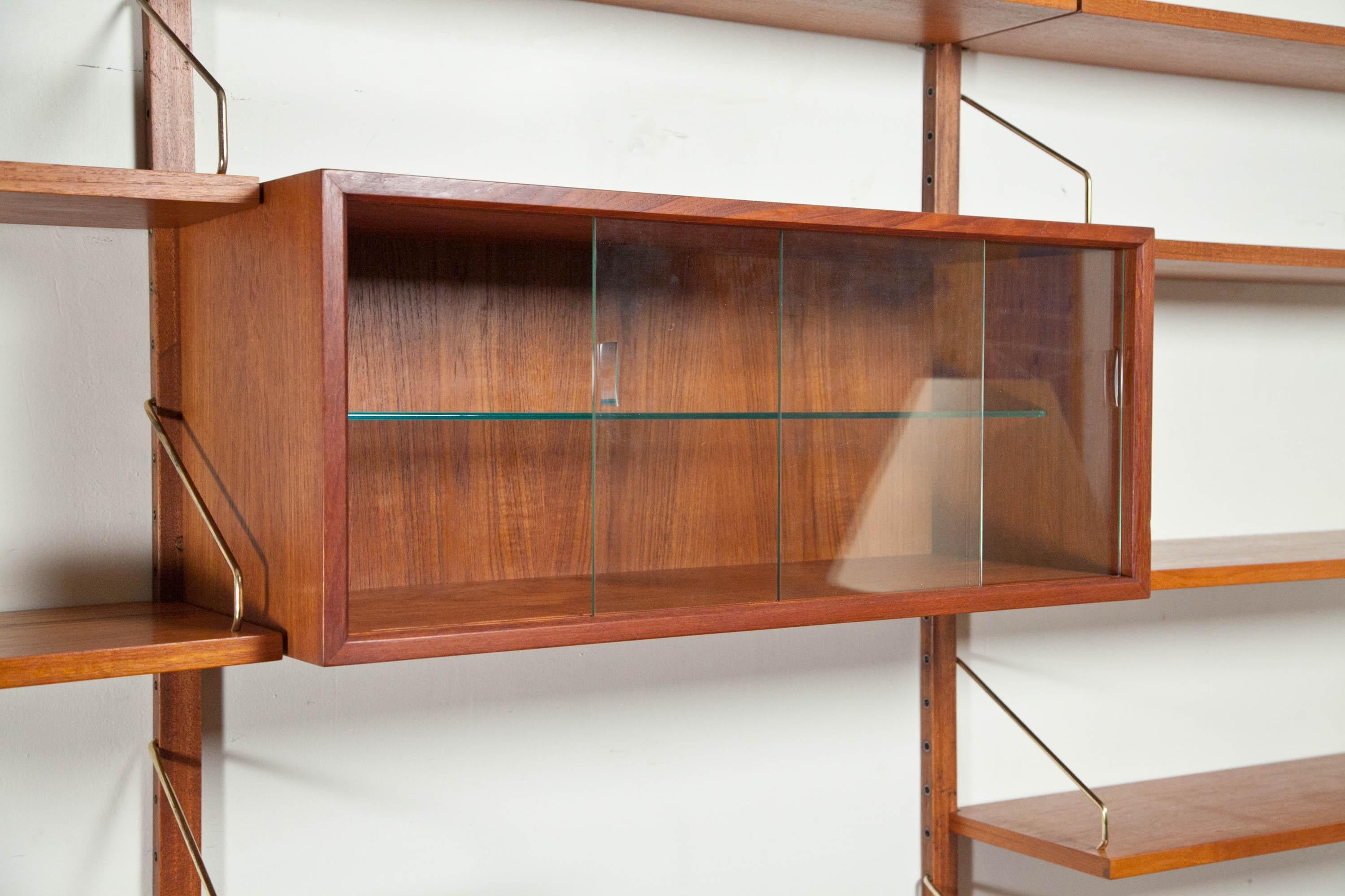 Poul Cadovius, Cado Royal System 3 bay teak modular wall unit, Denmark, 1960s

Highly versatile and functional modular wall unit in teak by Danish designer Poul Cadovius.

This beautiful Royal system series wall unit has three bays, 1 sliding