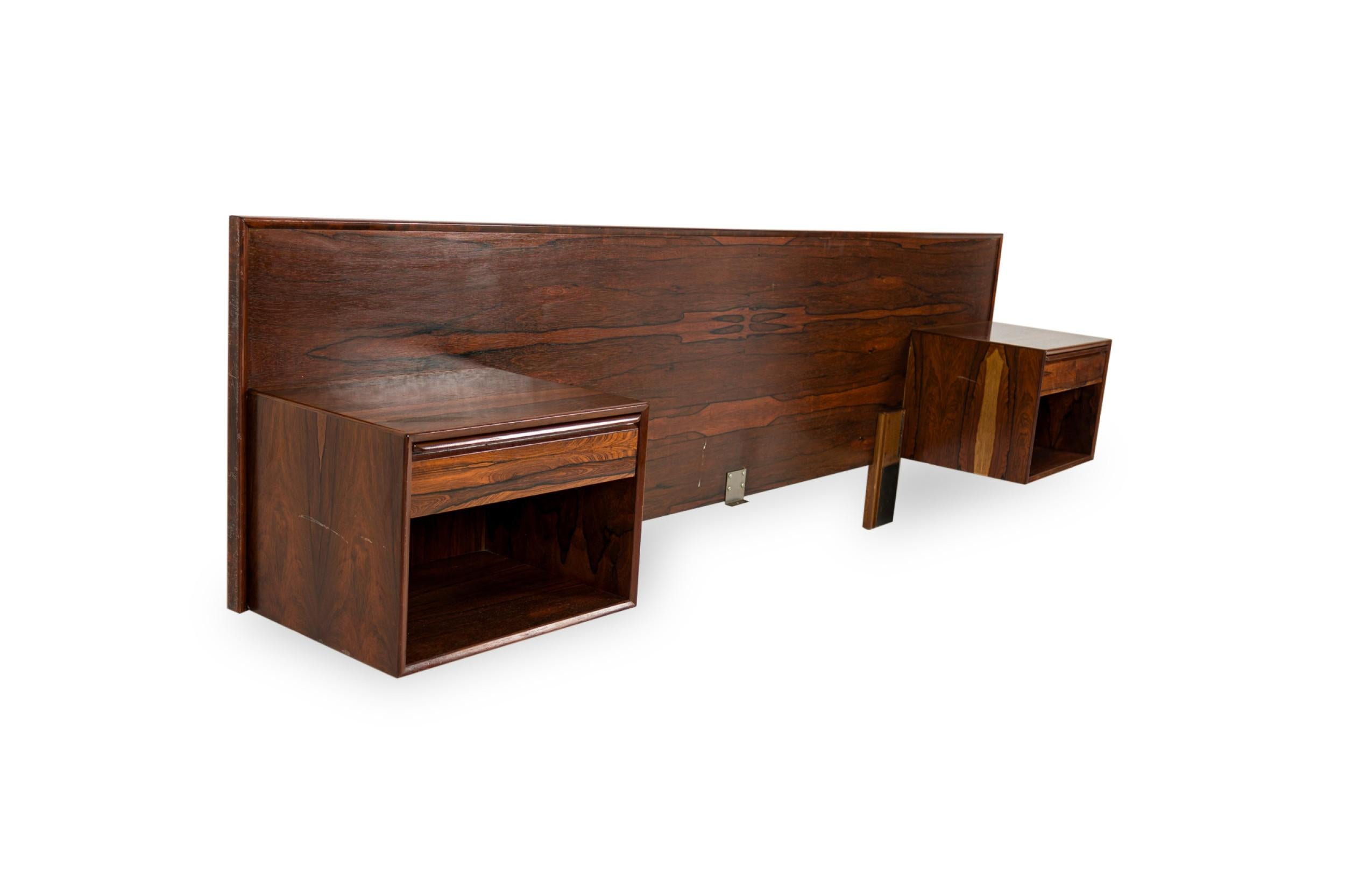 Tête de lit basse danoise en palissandre du milieu du siècle avec tables d'appoint assorties comportant une étagère et un tiroir (POUL CADOVIUS)