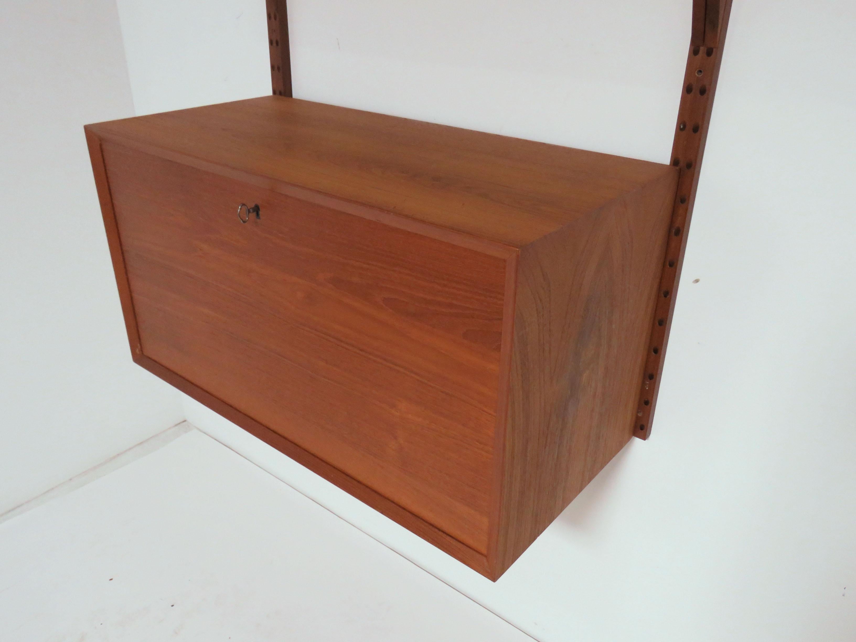 Poul Cadovius Danish Teak “Cado” Wall-Mounted Shelving Unit, circa 1960s In Good Condition In Peabody, MA