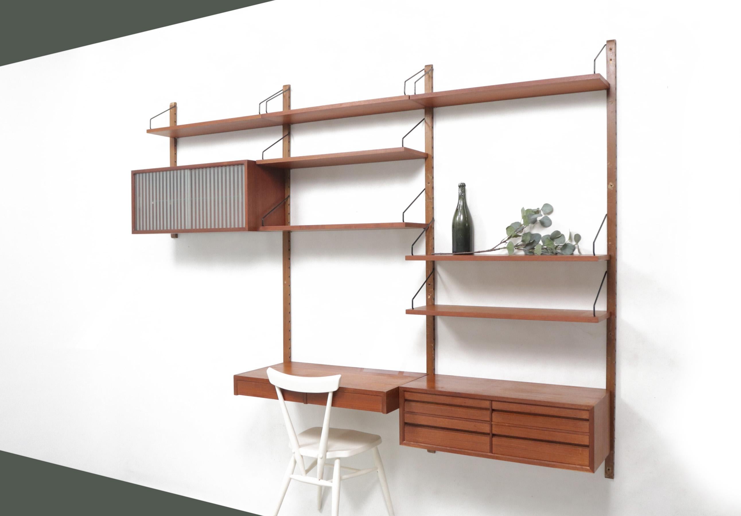 Beautiful modular floating shelving system, by Poul Cadovius for Royal System.
Fairly rare is the desk with 2 drawers and the display cabinet with beautiful glass windows.

Display cabinet 80 x 30 x 33.5 cm
Chest of drawers 80 x 30 x 24.5