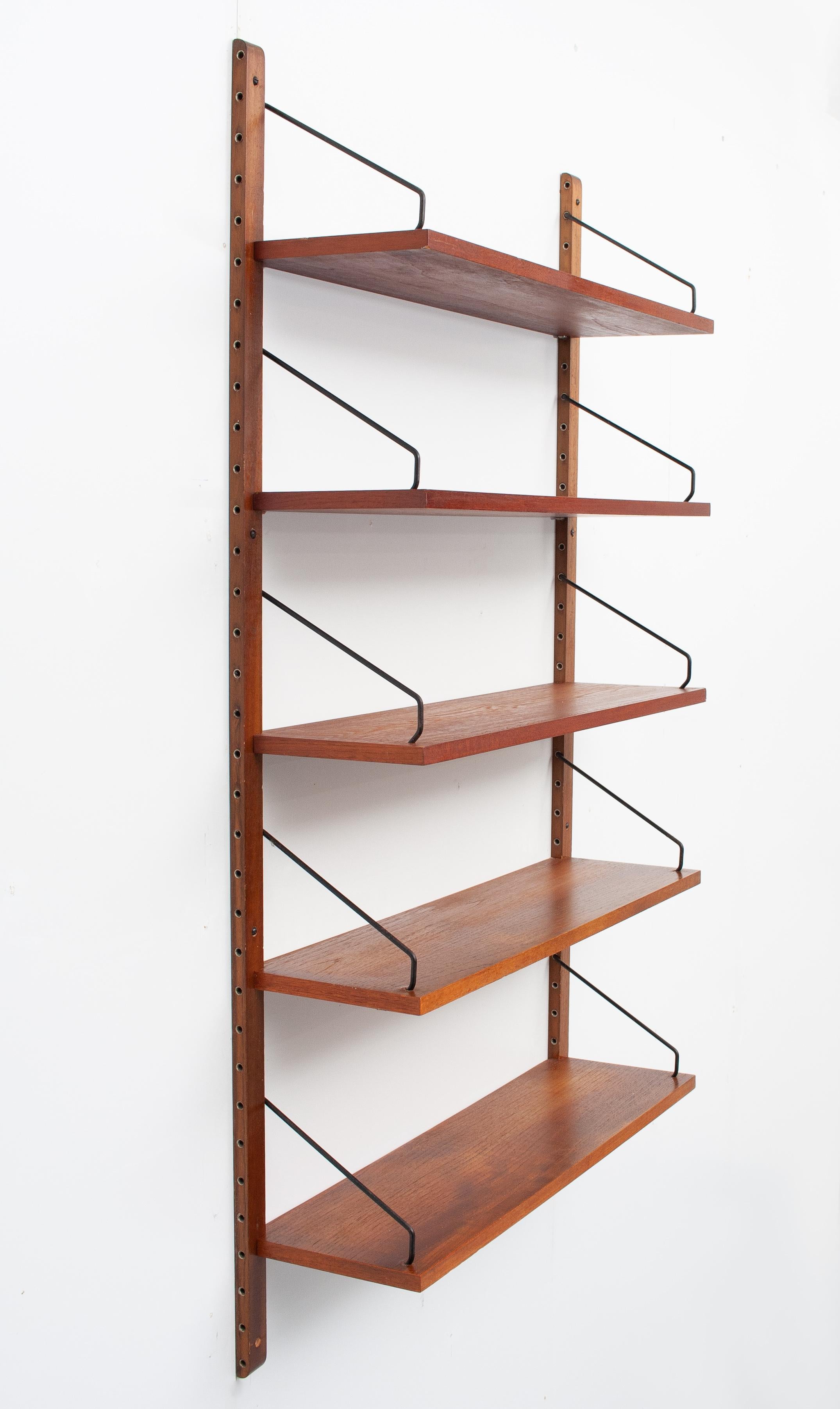 Bookcase / wall unit by Poul Cadovius for Cado model Royal 1958. Consisting off 2 uprights
and 5 teak shelves. complete with brackets. Good condition.