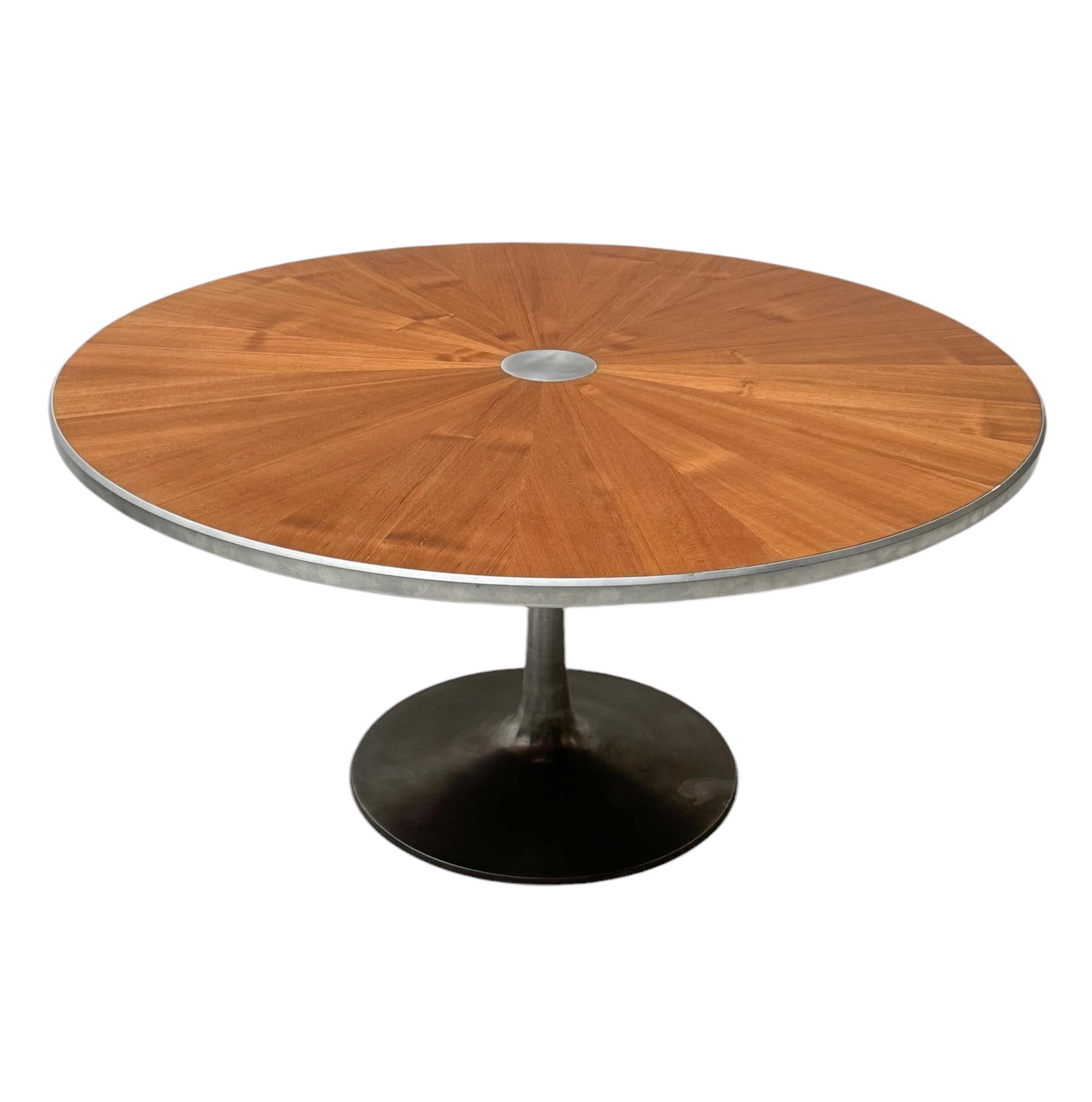 Atemberaubend eleganter Esszimmertisch im Mid-Century Modern Stil.
Entwurf von Poul Cadovius für France & Søn.
Auffälliges dänisches Design aus den 1960er Jahren.
Originaler tulpenförmiger runder Sockel aus gedrehtem Aluminium mit integriertem